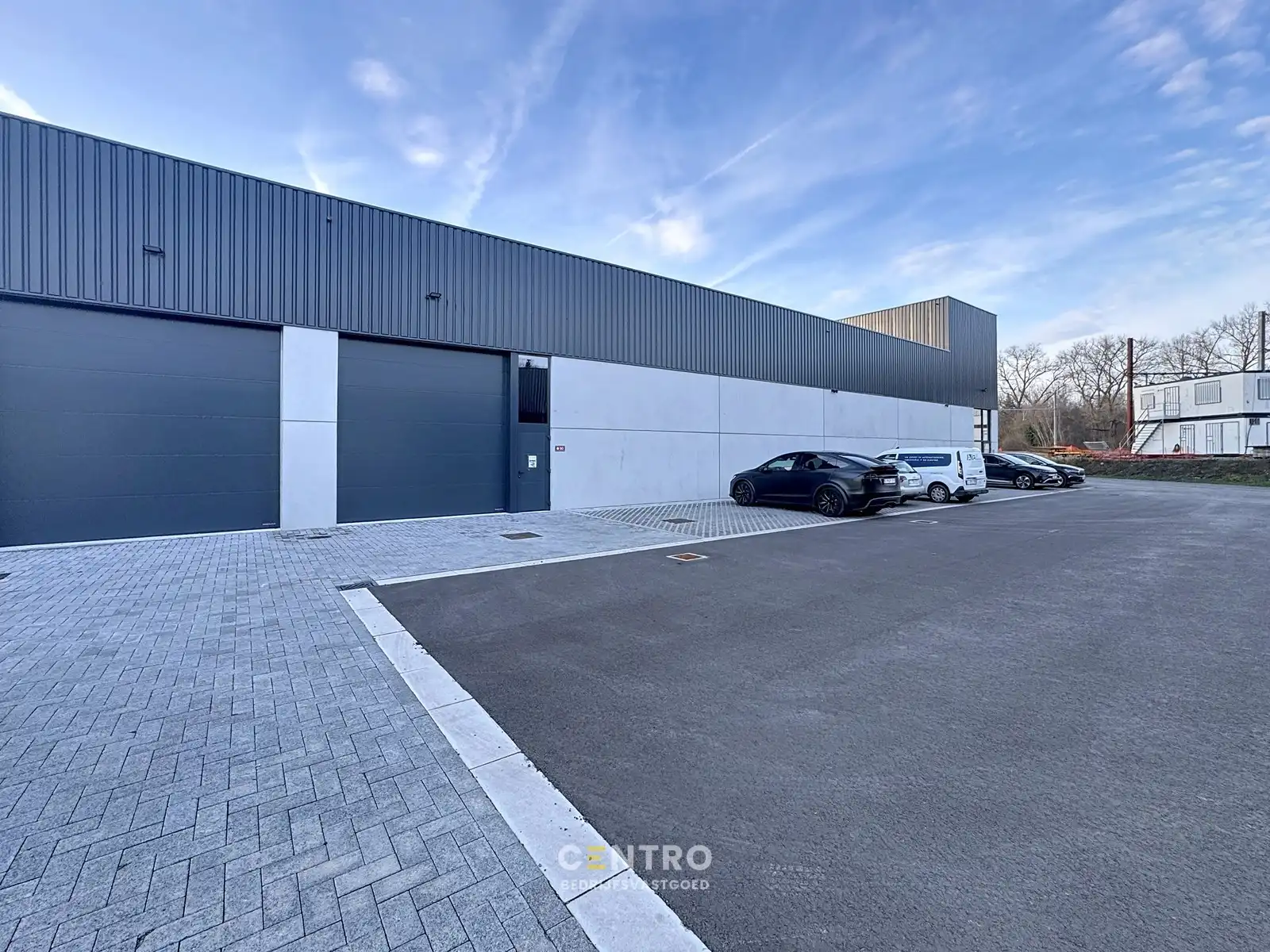 Kwalitatief en goed geïsoleerd NB MAGAZIJN (300m²) TE HUUR in Oostkamp. Inclusief 3 private parkeerplaatsen voor de deur. foto 8