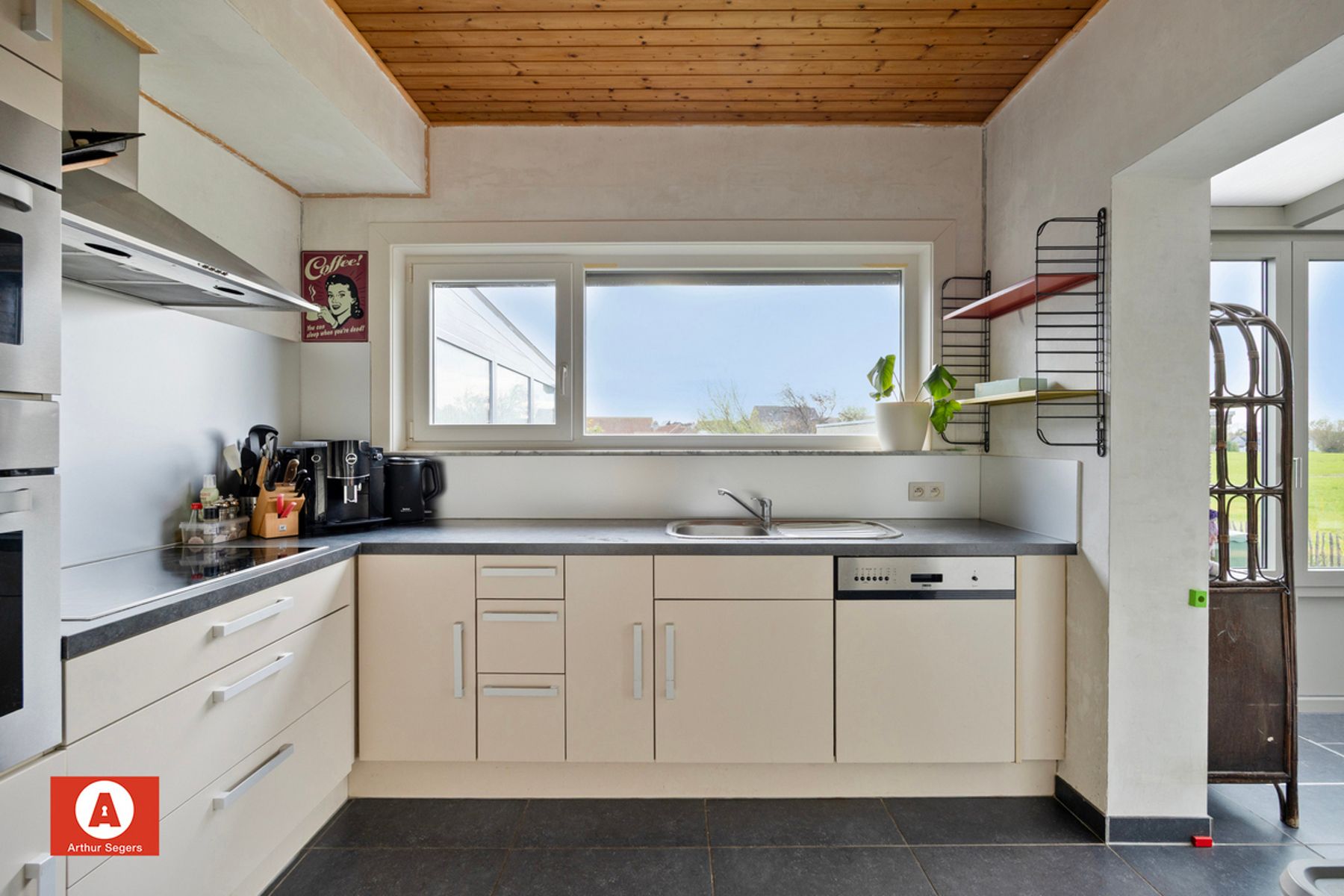 Halfopen woning in doodlopende, rustige straat foto 10