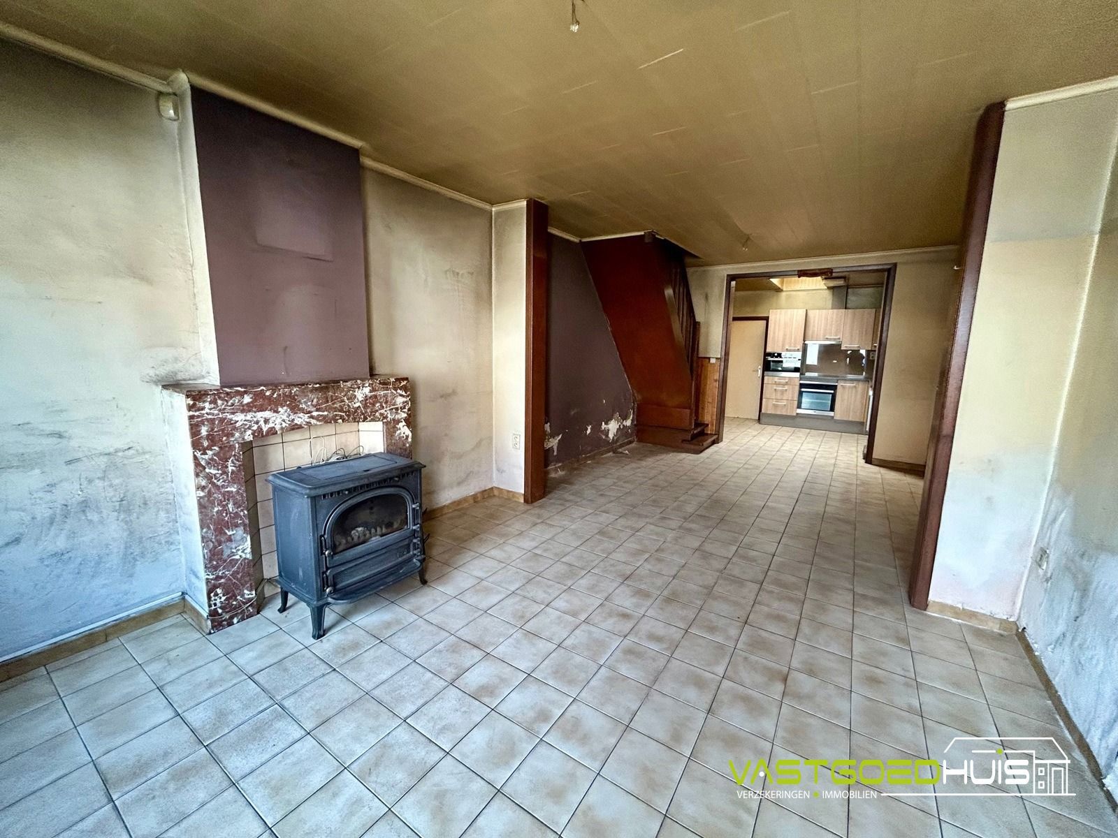 Te renoveren gezinswoning met garage en tuin foto 4