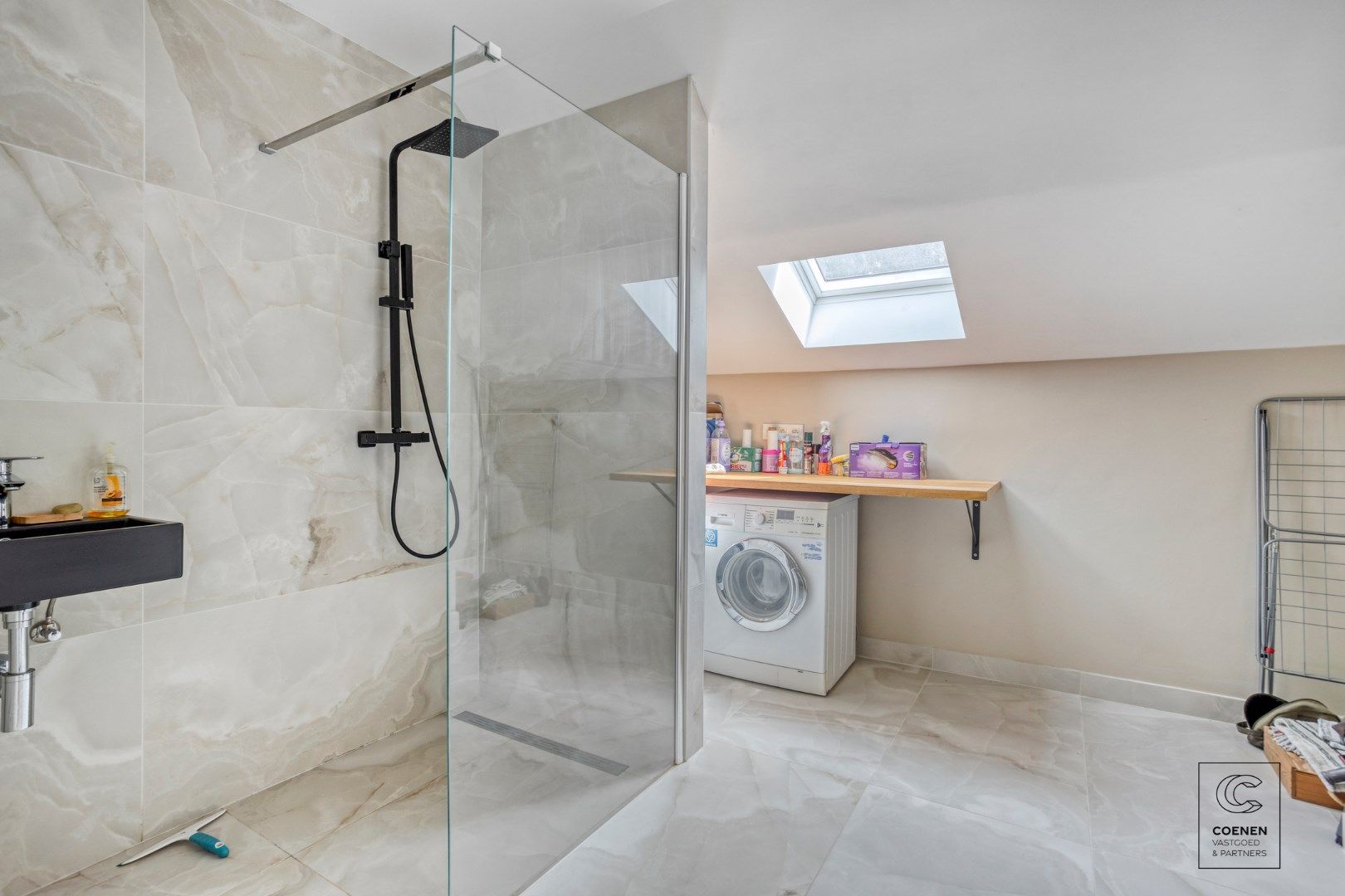Prachtig, volledig gerenoveerde villa van 351 m² en 6 slaapkamers op een uiterst rustige locatie! foto 23