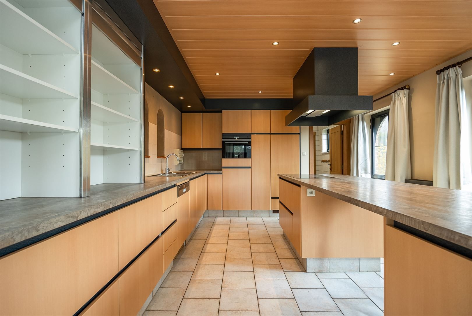 Woning in zuiderse stijl met ruim bijgebouw op Zuid perceel. foto 10