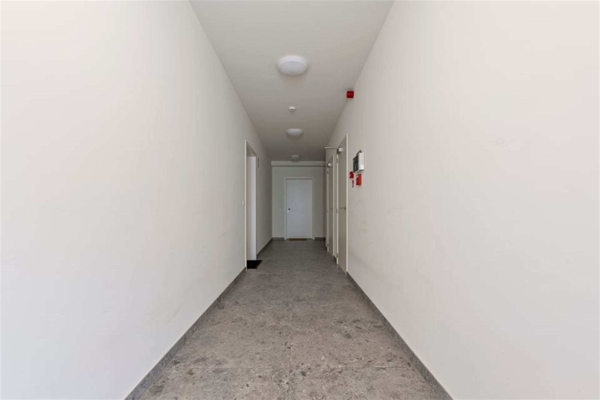 CENTRAAL GELEGEN APPARTEMENT MET RUIM TERRAS EN GARAGEBOX IN SINT-TRUIDEN foto 5