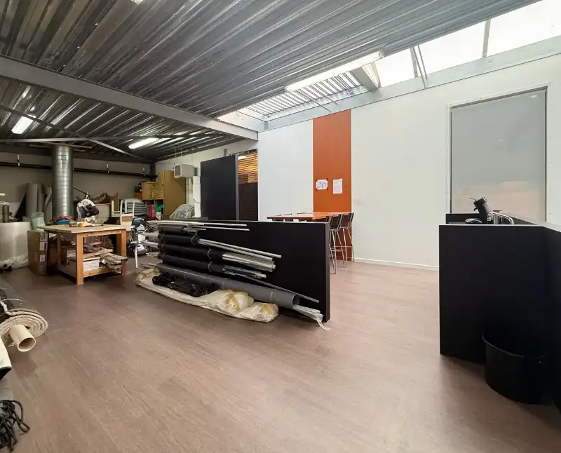 Magazijn met showroom te huur foto 12