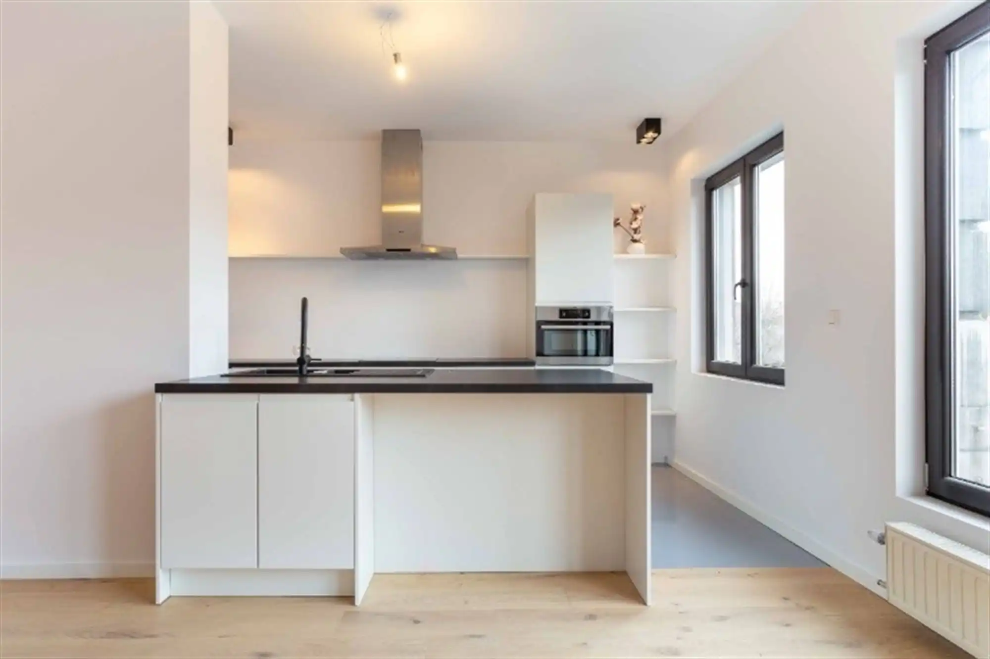 Gerenoveerd 2-slpk appartement nabij Rivierenhof foto 2