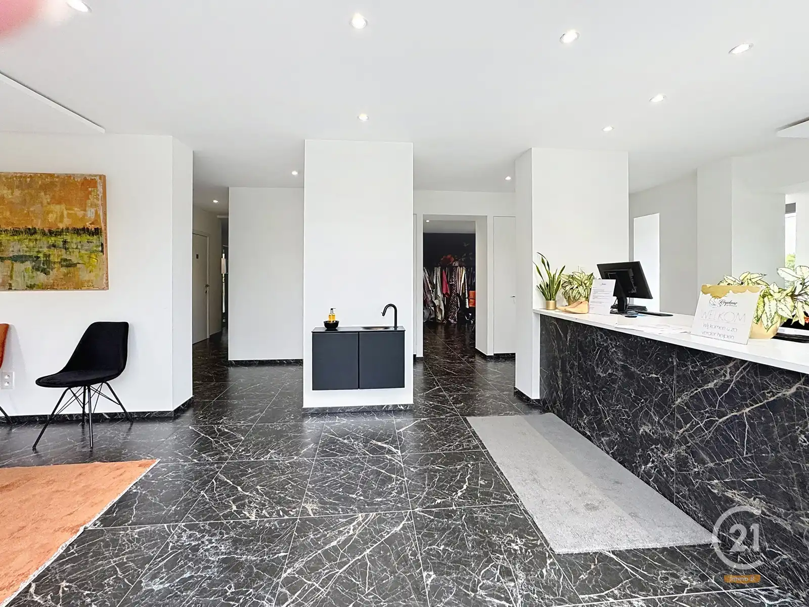 Volledig gerenoveerd handelshuis met woonst op toplocatie! foto {{pictureIndex}}