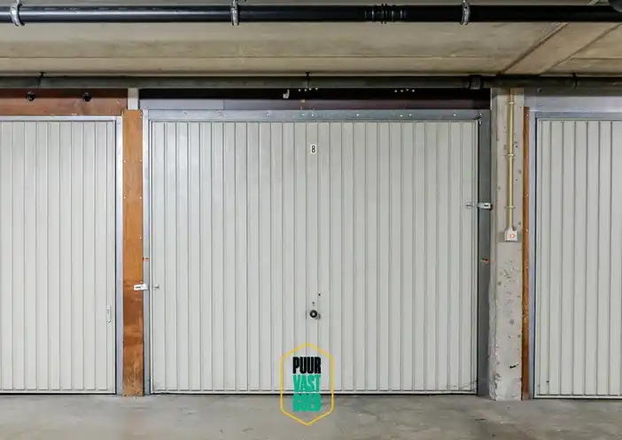 Ondergrondse gesloten garagebox in verzorgde residentie op Kristus-Koning foto {{pictureIndex}}