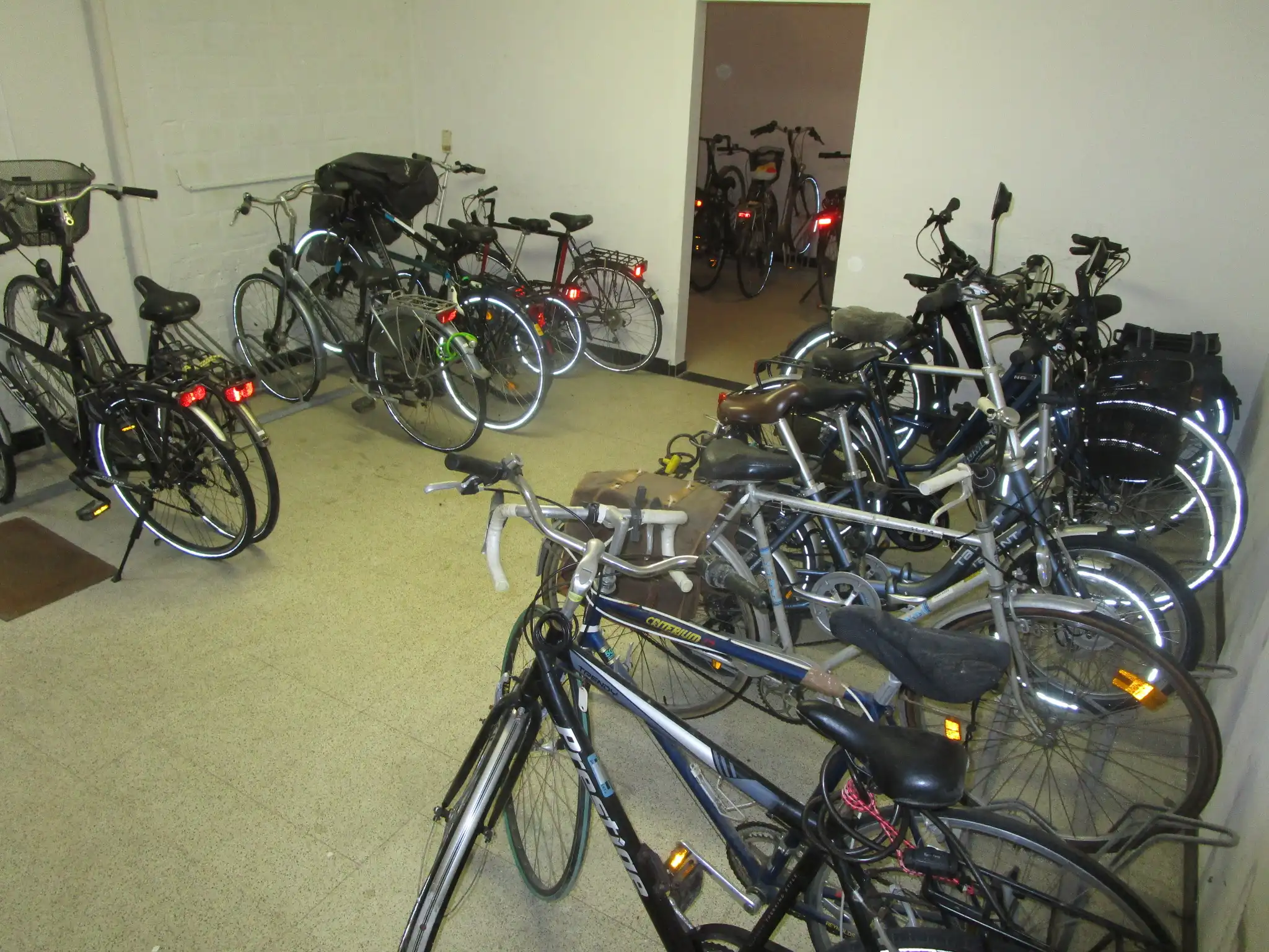 Recent totaal gerenoveerd lichtrijk appartement met zeezicht, 2 ruime slaapkamers en garage. foto 19