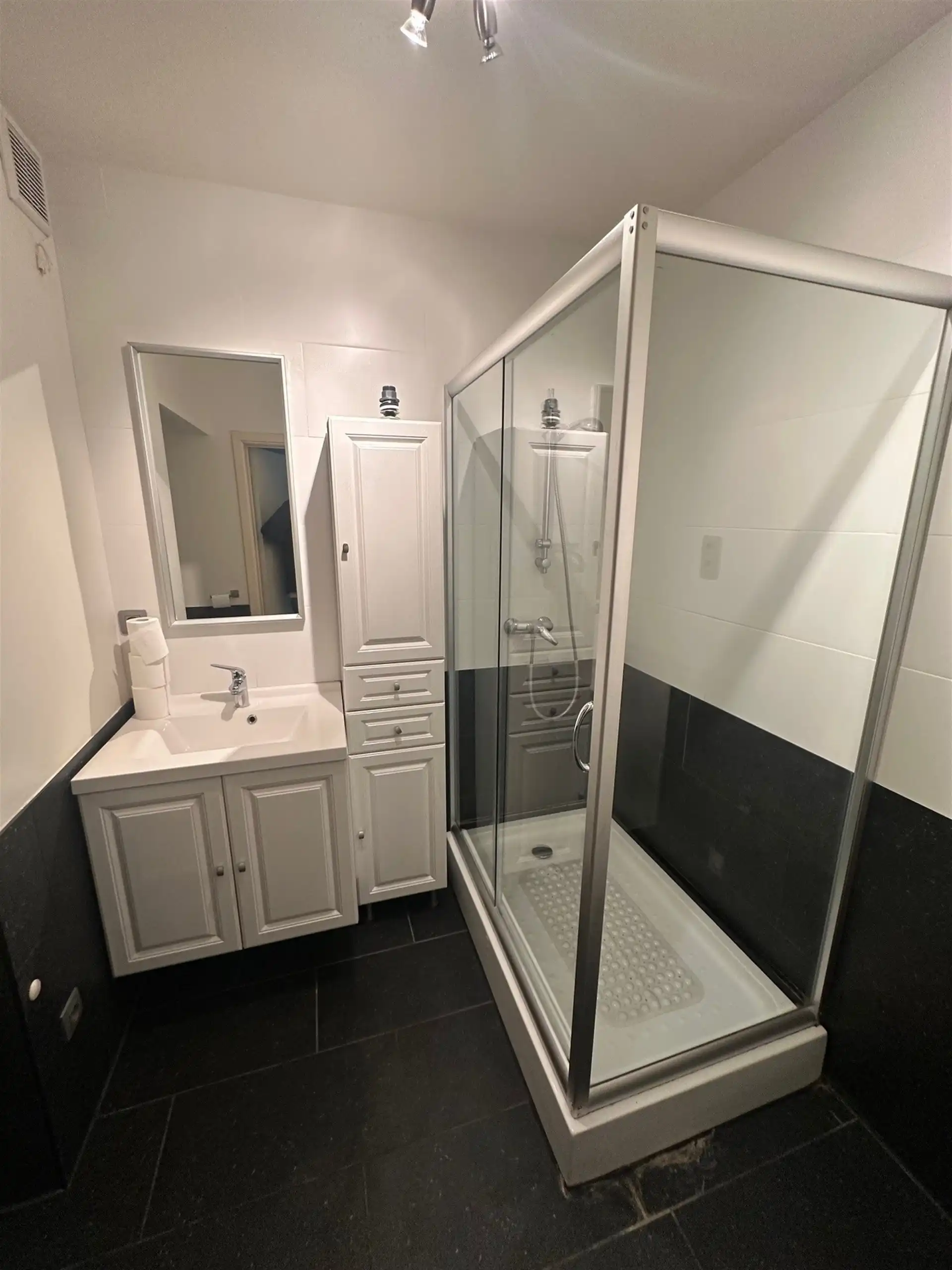 Gelijkvloers appartement met 2 slaapkamers, ruime berging en overdekte autostaanplaats foto 8