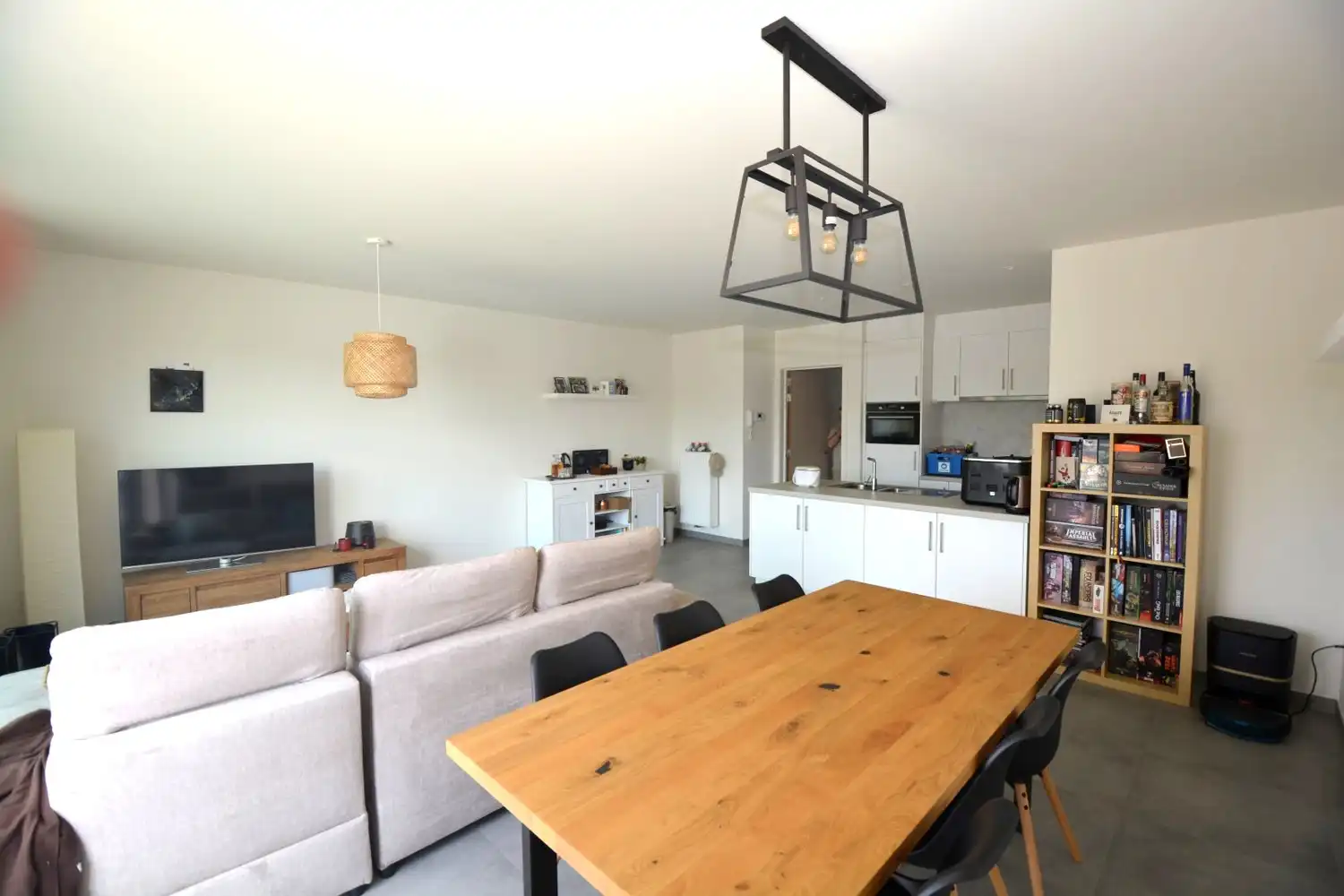 RECENT APPARTEMENT MET 2 SLK, TERRAS EN PARKING! foto 3