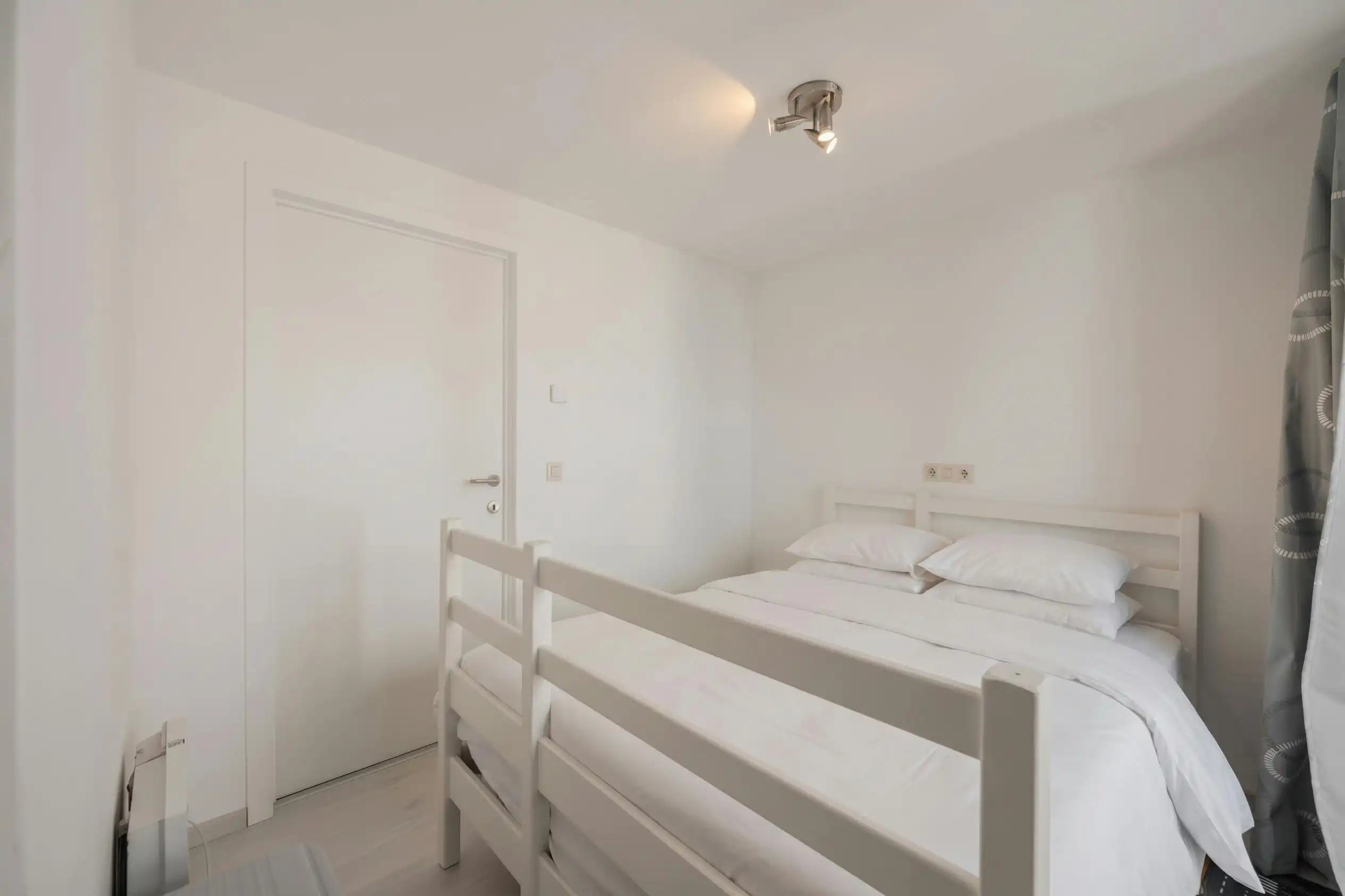 Gerenoveerd appartement met 1 slaapkamer vlakbij de Zeedijk! foto 12