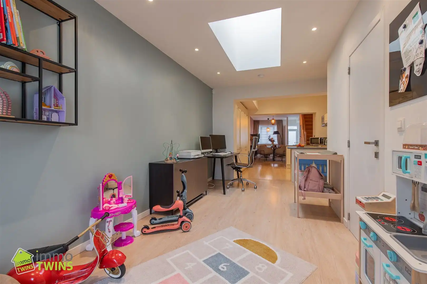 In een rustige maar toch centraal gelegen straat ontdekken we deze volledig instapklare, verrassend ruime en bijzonder energiezuinige woning foto 8