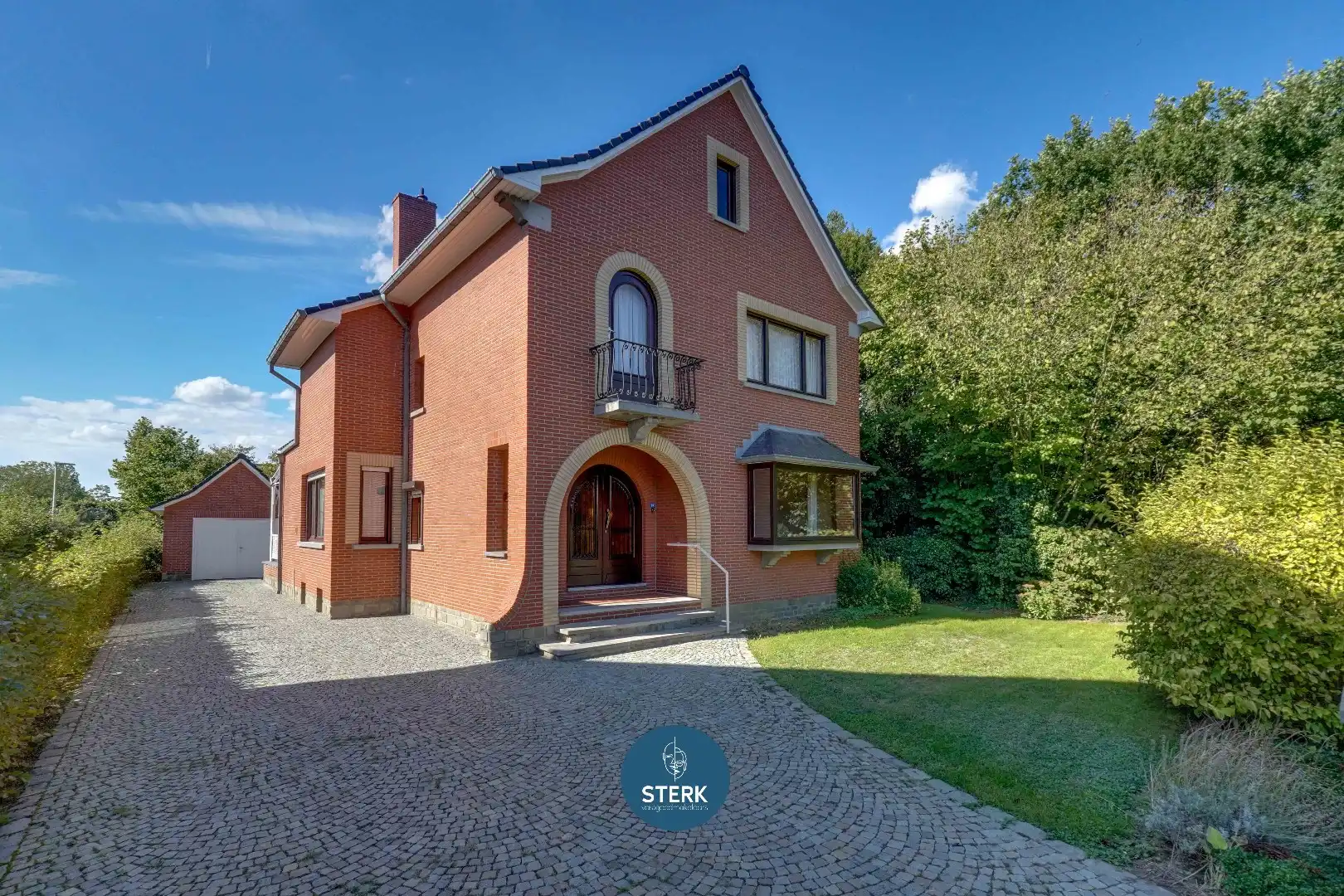 RUIME GEZINSWONING MET VEEL CHARME EN KARAKTER TE REKEM !  foto {{pictureIndex}}
