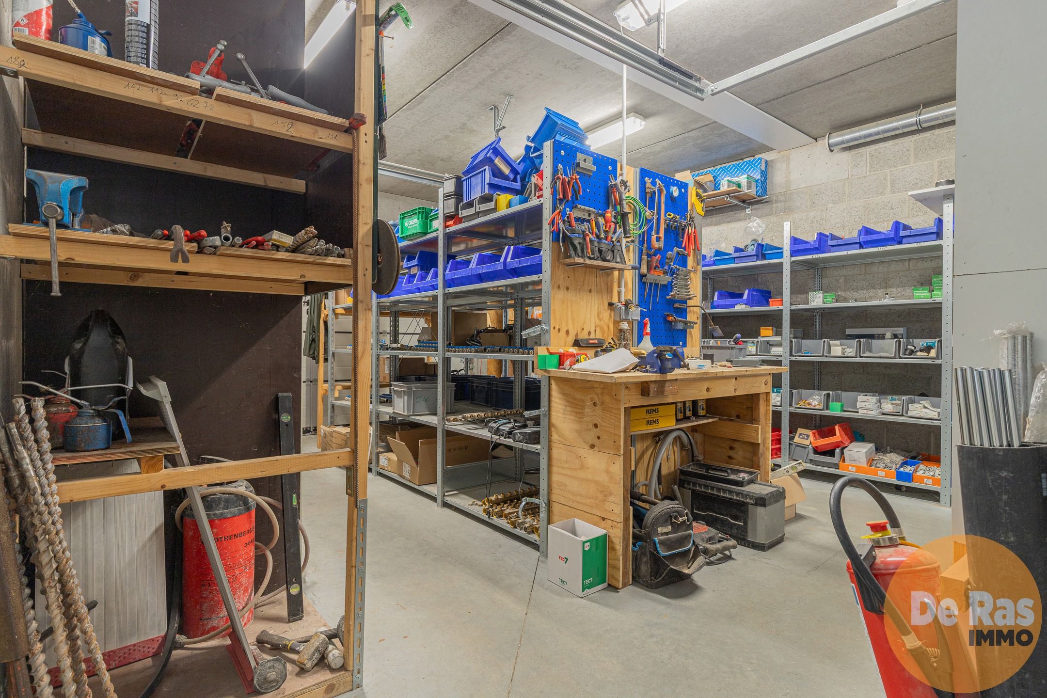 NIEUWERKERKEN - Recent kantoorgebouw met magazijn foto 24