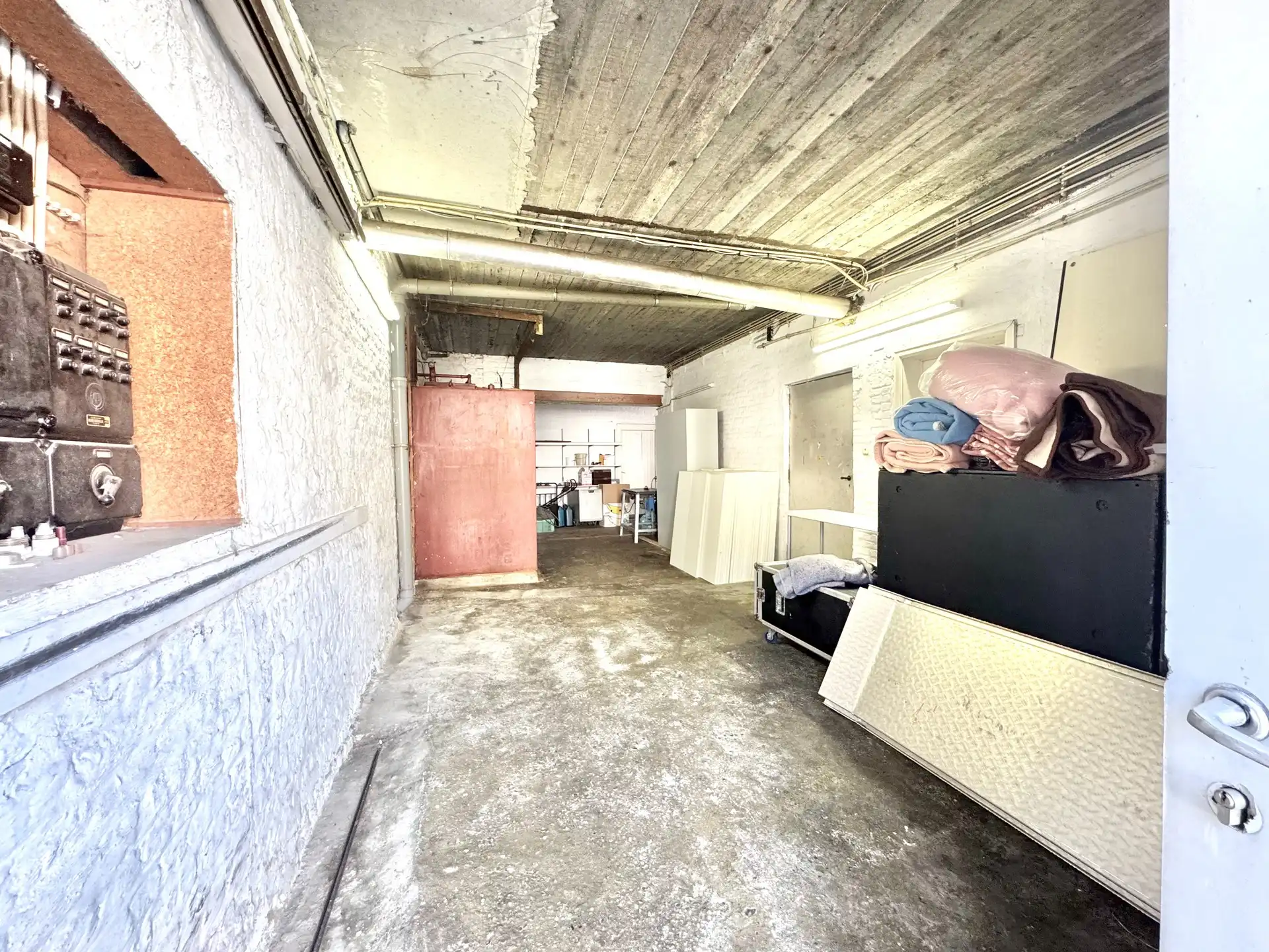 MAGAZIJN MET TWEEWOONST - 1.052 M² foto 16