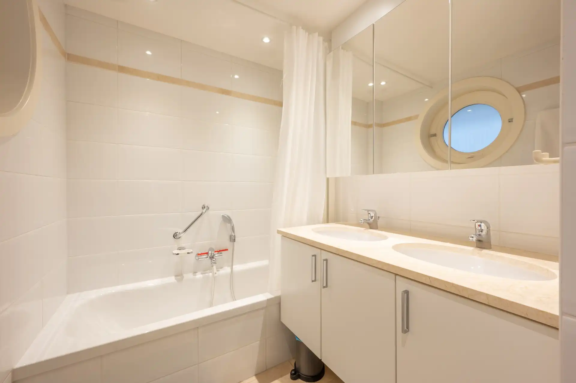 Ongemeubeld: zonnig appartement met grote terrassen! foto 20