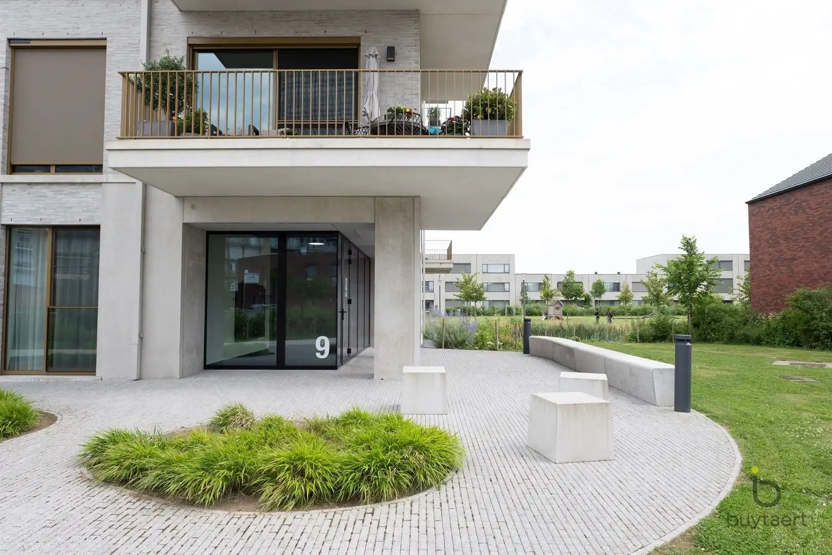 WONEN IN STIJL: een knap 2-slaapkamer appartement op de 3de verdieping met terras te Deurne-Zuid! foto 2