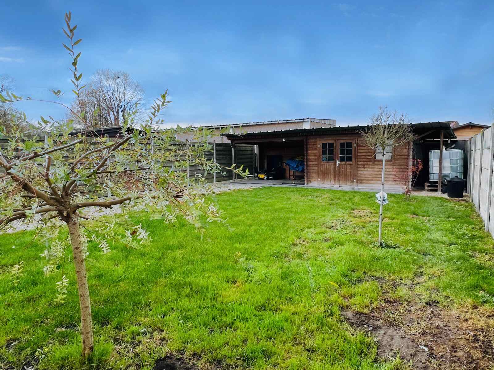 Deze instapklare halfopen woning uit 2014 ligt in een rustige en landelijke straat in Lierde.  foto 3