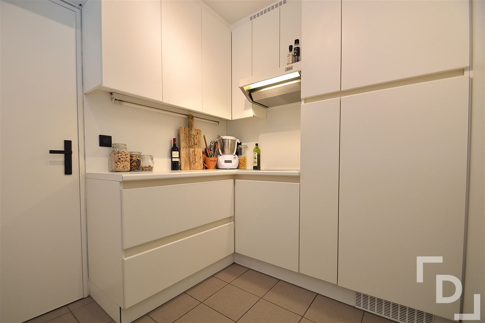 Prachtig gerenoveerd appartement met garage te huur op centrale locatie te Ieper foto 16
