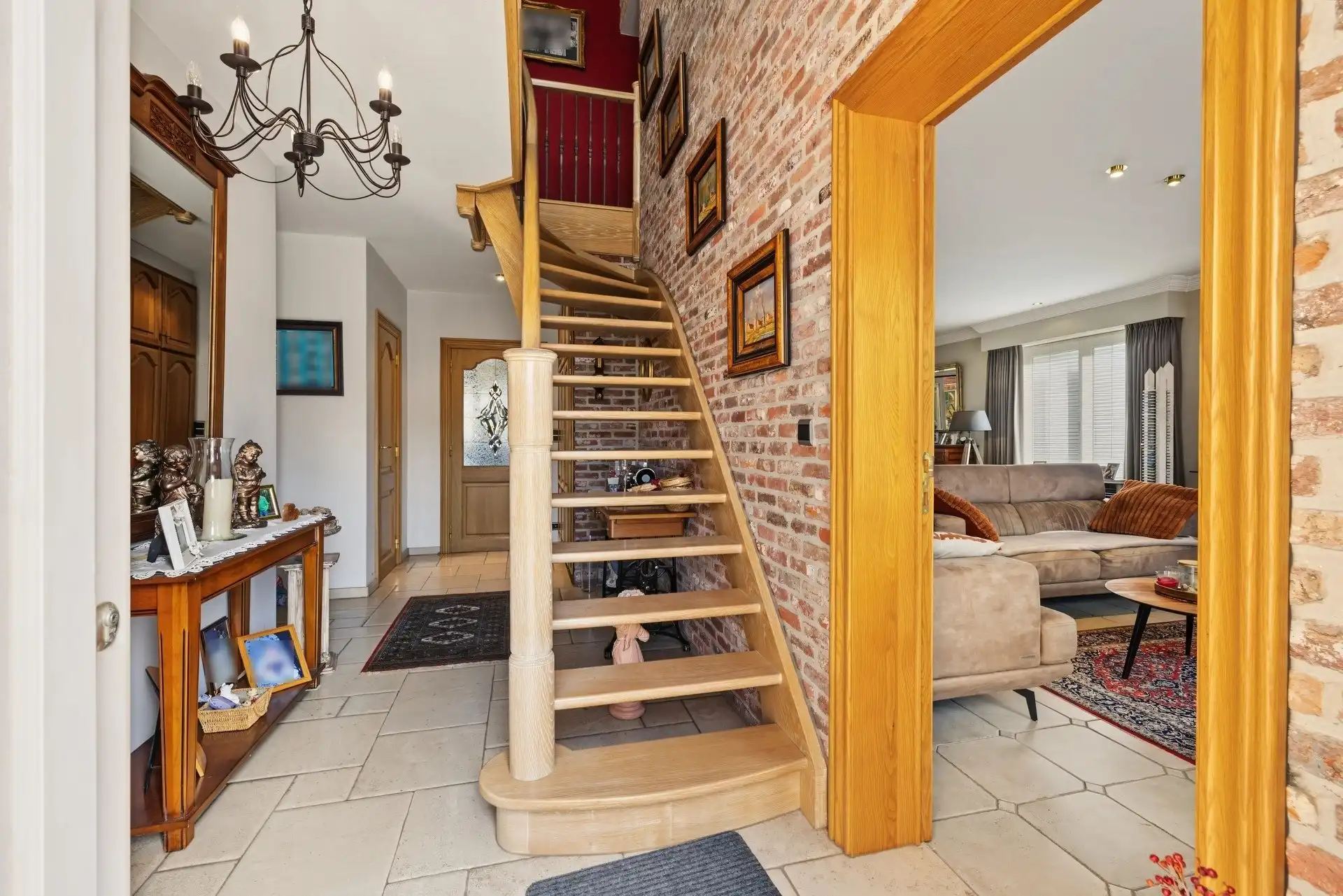 Ruime gezinswoning in klassiek landelijke stijl met aanpalende werkplaats van ca. 435m² foto 13