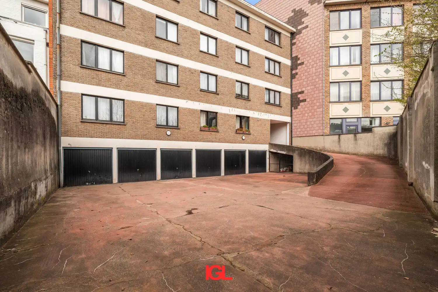 Ruime garage van 19m² nabij centrum van Halle foto {{pictureIndex}}