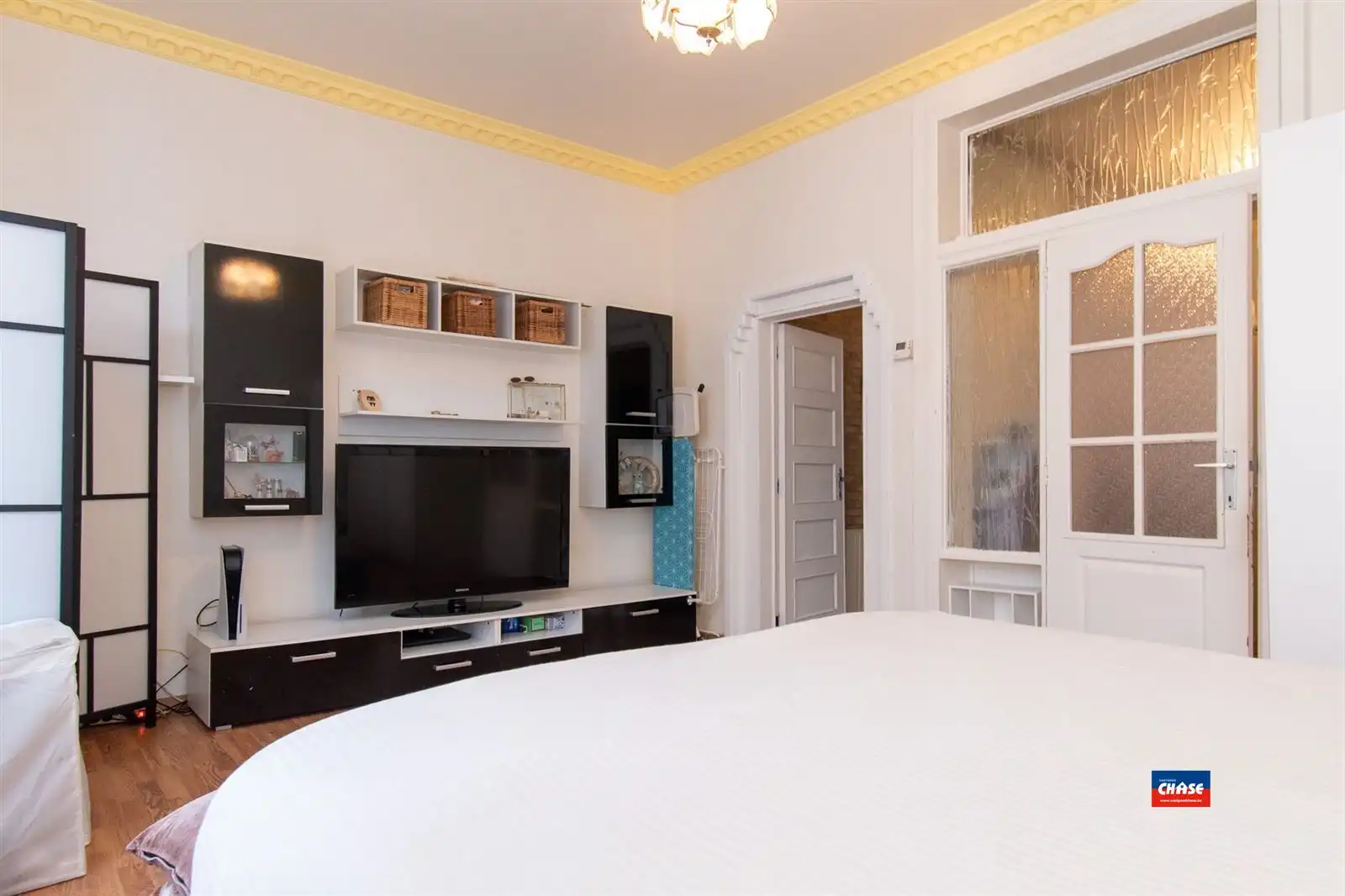 Woonhuis met tien slaapkamers en hangaar foto 3