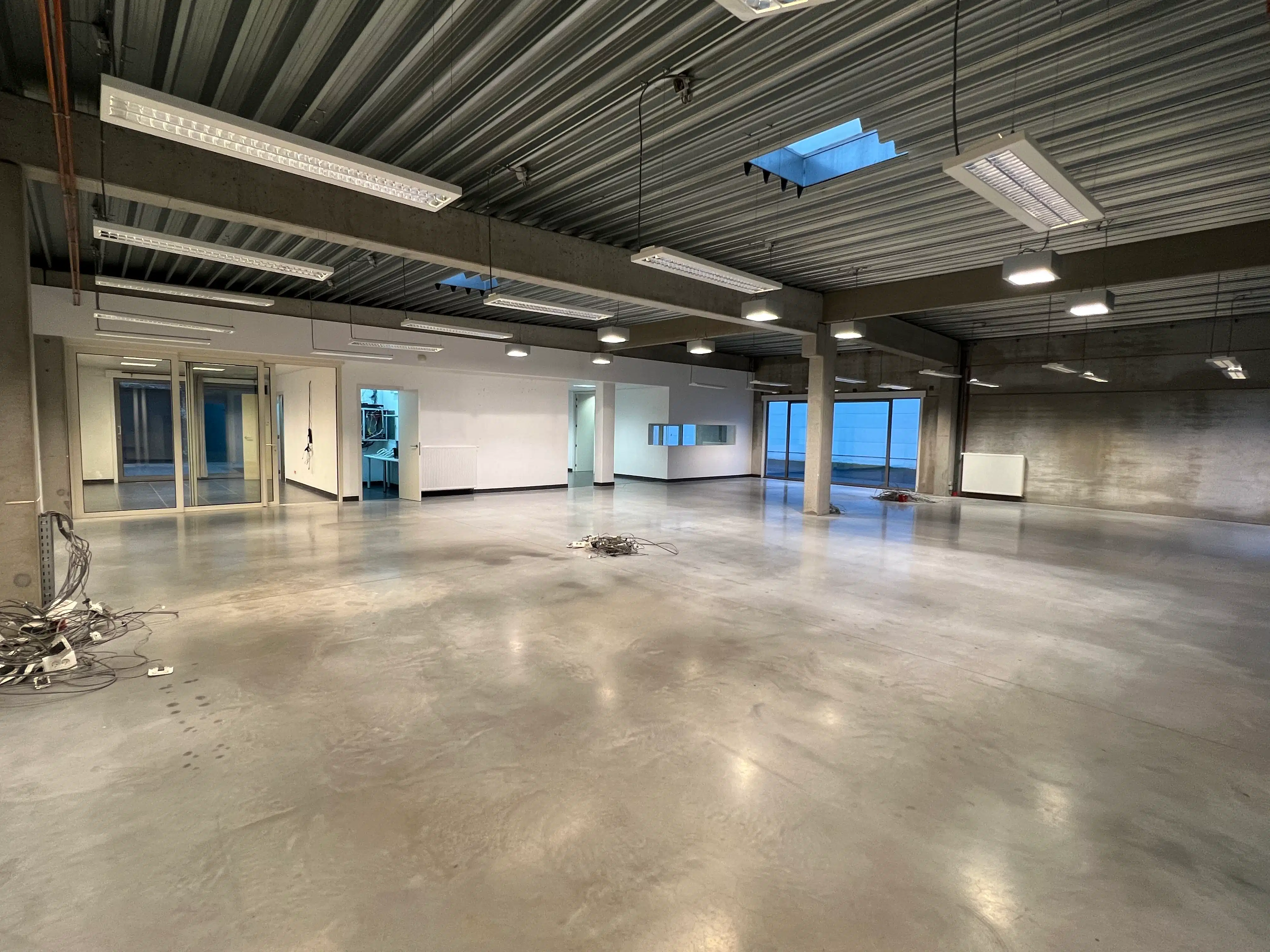 Moderne kantoor-/handelsruimte met duplex appartement – topligging Kortrijk-Wevelgem foto 9