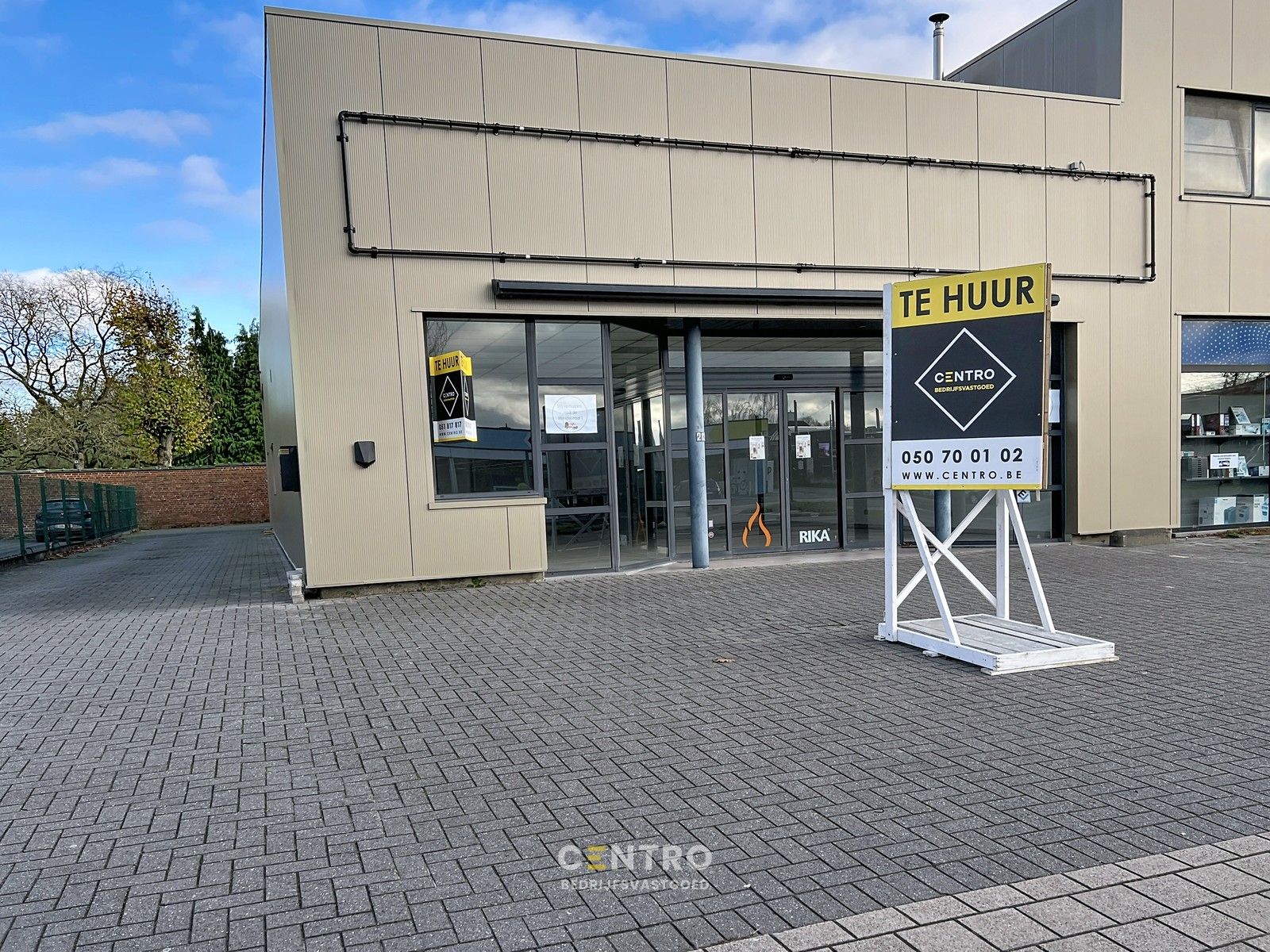 Topligging naast Tom&Co en Kwarto! Handelspand + magazijn met parkeergelegenheid langs de Westlaan in Roeselare. foto 3