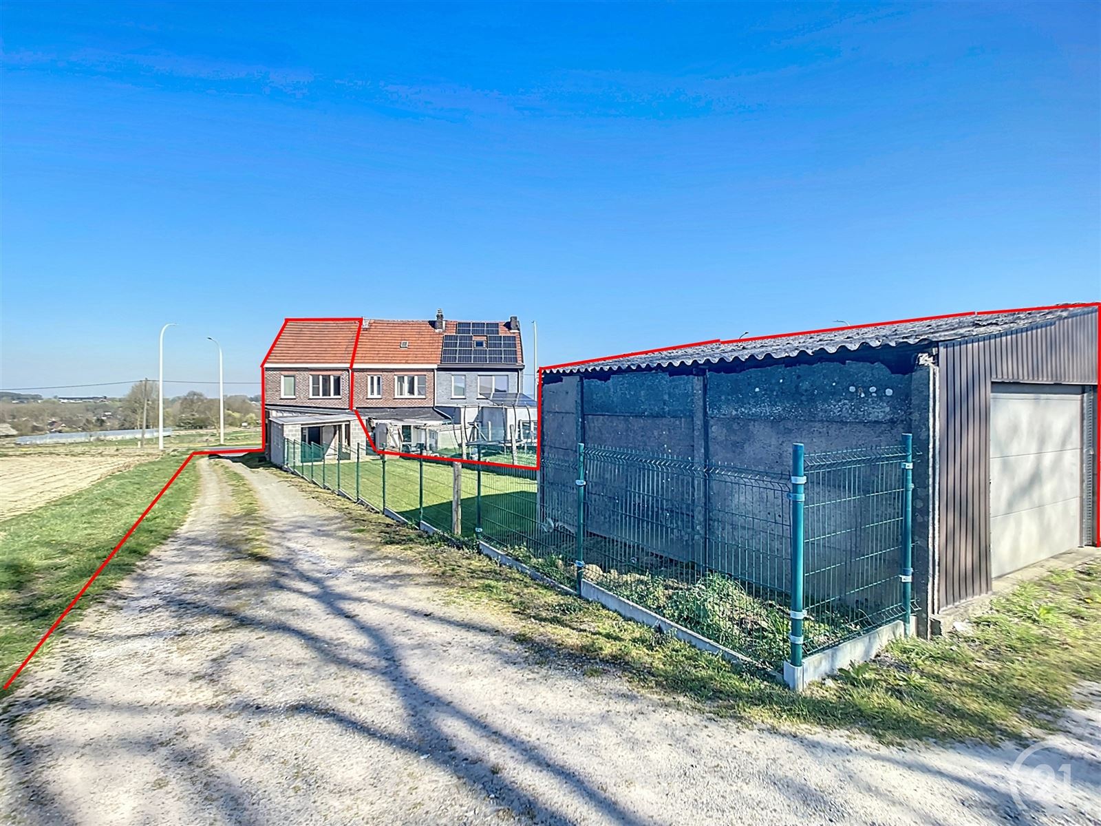 half open bebouwing met tuin en oprit op 5are33 foto {{pictureIndex}}