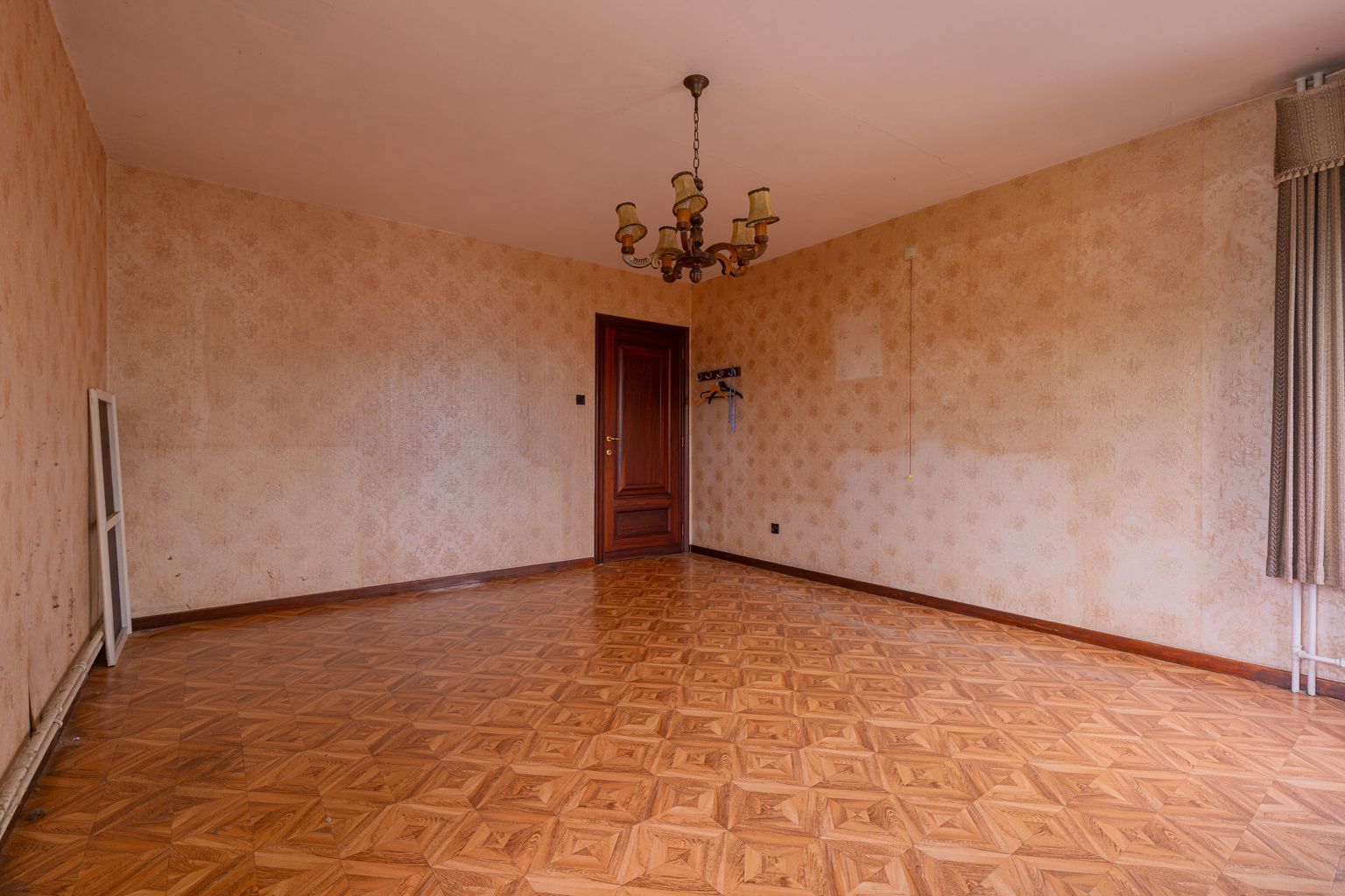 Ruime te renoveren gezinswoning met 4 slpks! foto 12