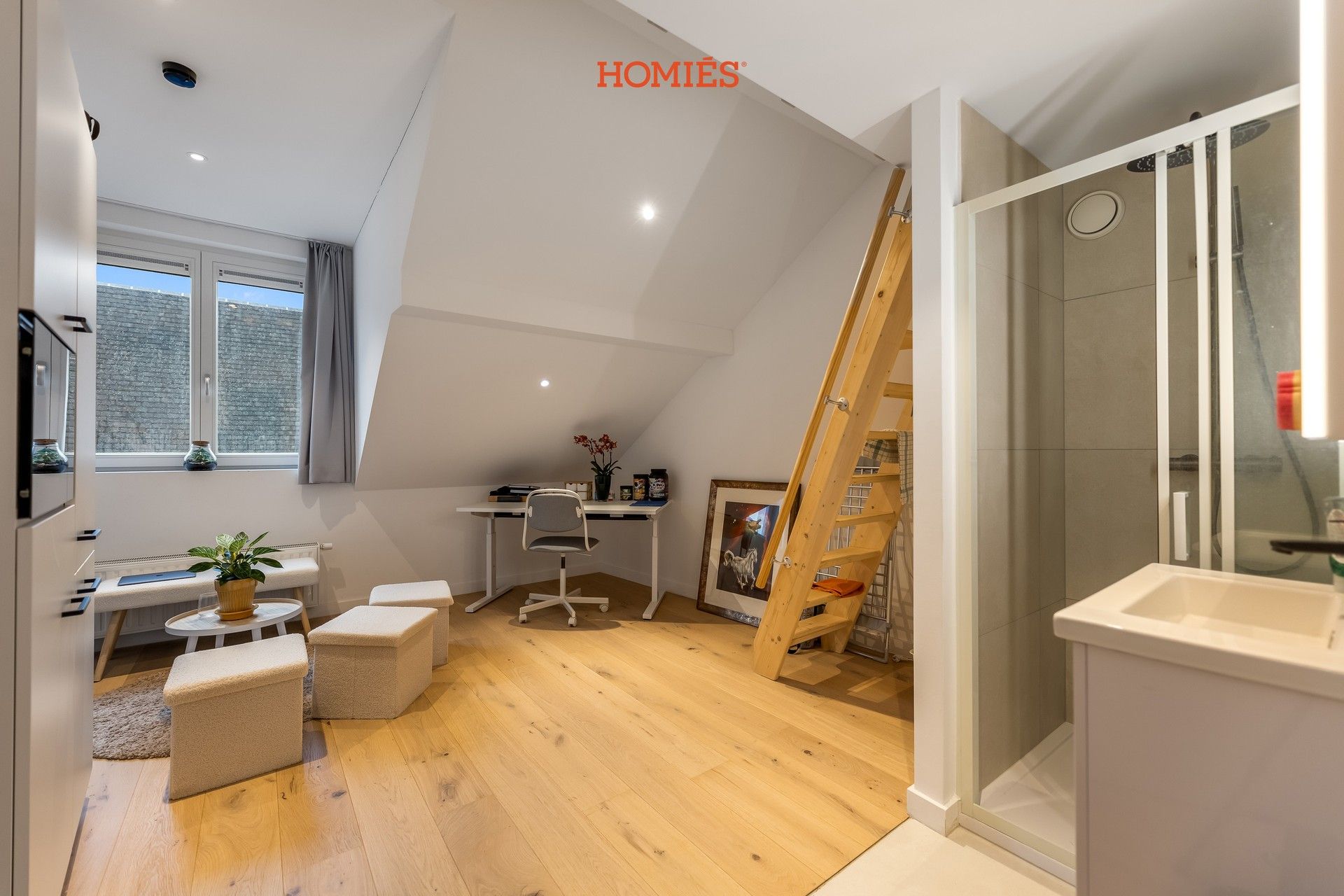Studentenkamer met hoogslaper, privé douche & toilet foto {{pictureIndex}}