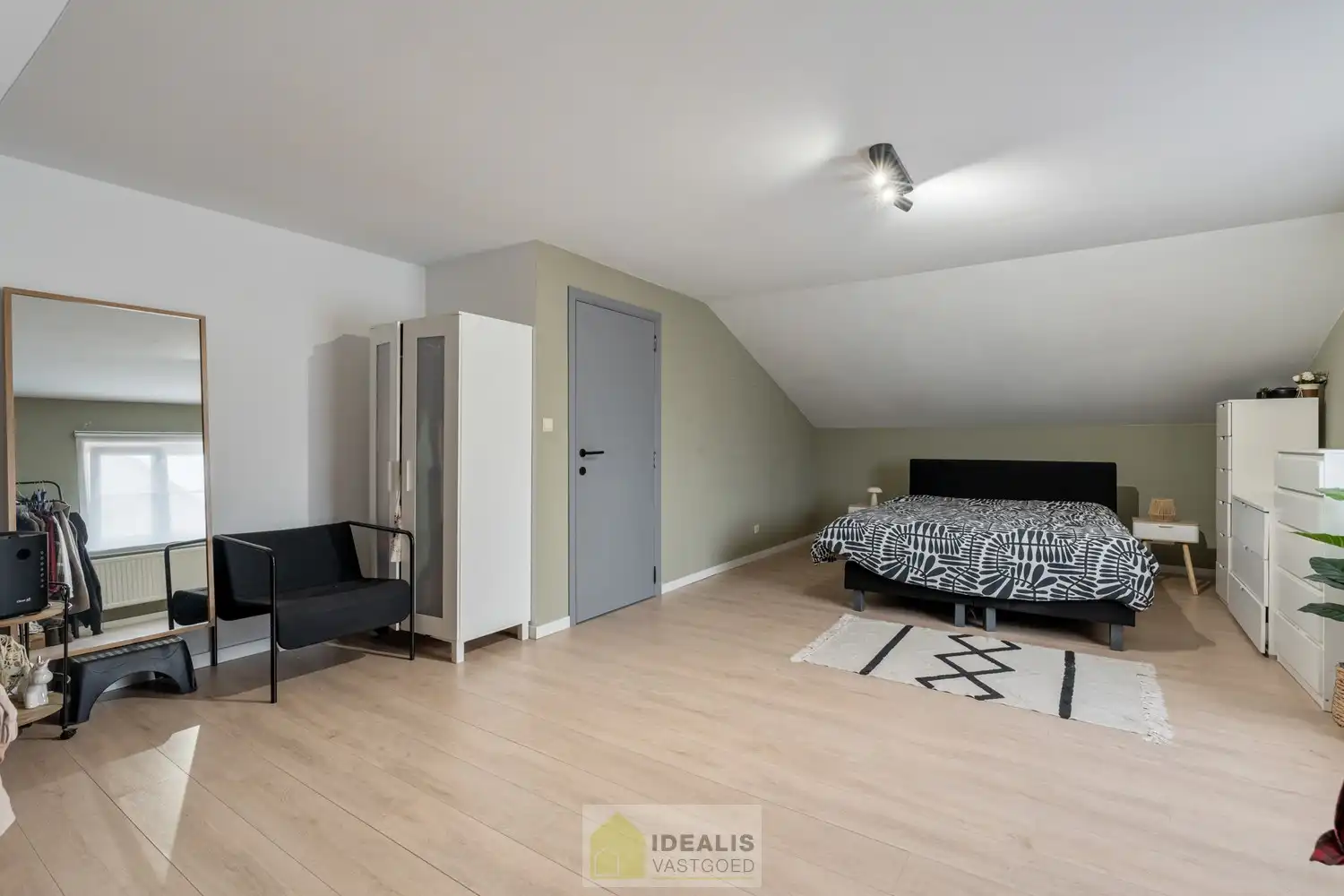 IDEALIS VASTGOED – ZEER RUIME EENGEZINSWONING MET EEN KNAPPE LEEFRUIMTE MET AANSLUITEND OPEN MODERNE KEUKEN, MOMENTEEL 3 SLAAPKAMERS MAAR MOGELIJKHEID TOT 4 SLAAPKAMERS, 2 BADKAMERS, ONDERKELDERD EN VOLLEDIG AANGELEGD MET EEN KNAPPE TUIN EN HEERLIJK OVERDEKT TERRAS OP EEN PERCEEL VAN 5A 63CA! Deze ruime gezinswoning omvat +- 215m² netto bewoonbare oppervlakte met een aangename woonkamer bestaande uit zit-en eetgedeelte, een open moderne keuken, 3 slaapkamers maar mogelijkheid tot 4 slaapkamers en 2 badkamers. Een unieke kans voor kandidaten op zoek naar een ééngezinswoning voorzien van alle faciliteiten en comfort op een fijne locatie in een residentiële wijk tussen de centra van Oudsbergen, Bocholt, Bree en Peer! De huidige eigenaars hebben de woning in 2023 grondig gerenoveerd en o.a. voorzien van vloerverwarming, een warmtepompboiler en 2 lucht-luchtsystemen om te koelen en warmen!! foto 16
