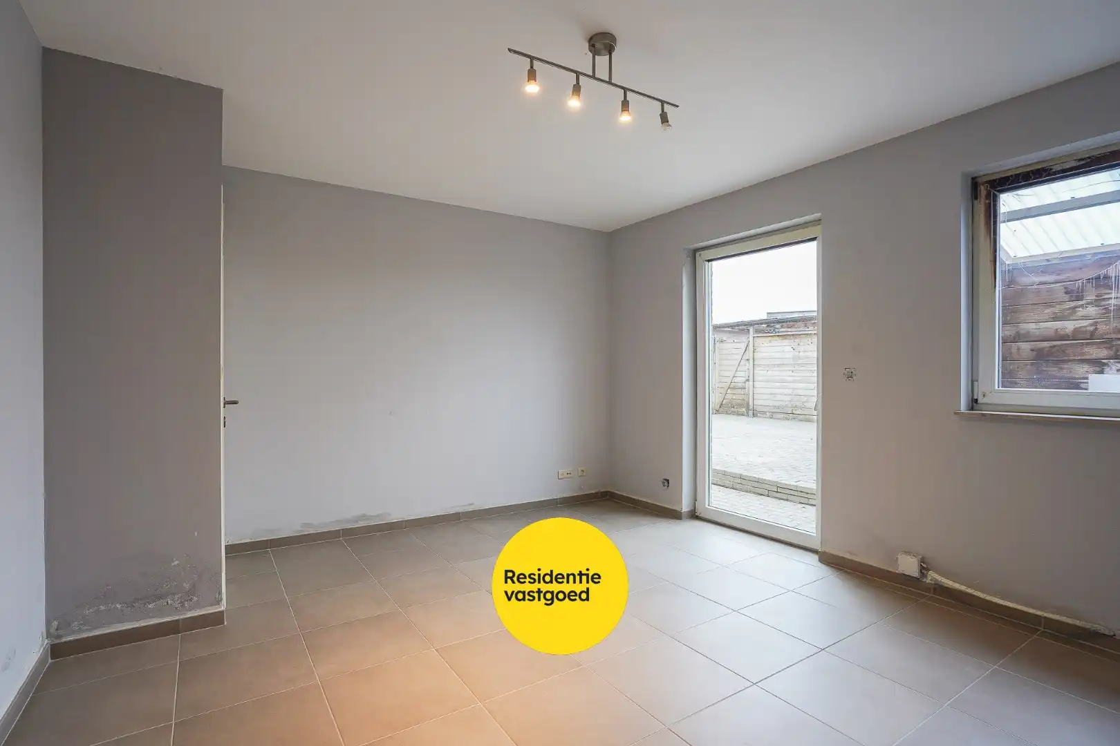 Gelijkvloers appartement inclusief garage, carport en staanplaats nabij het centrum van Ichtegem foto 12