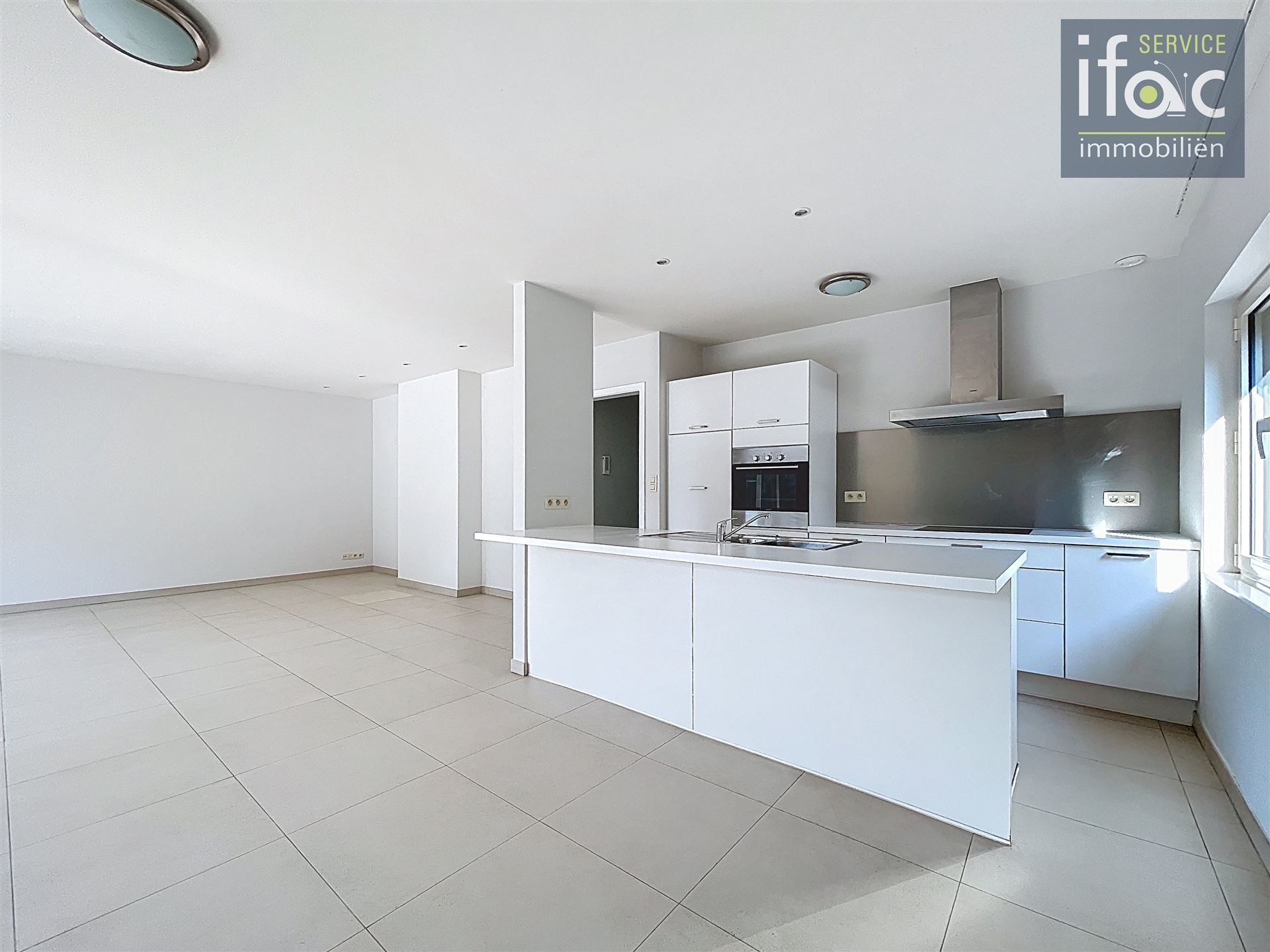 Gerenoveerde villa met 4 ruime slaapkamers foto 11