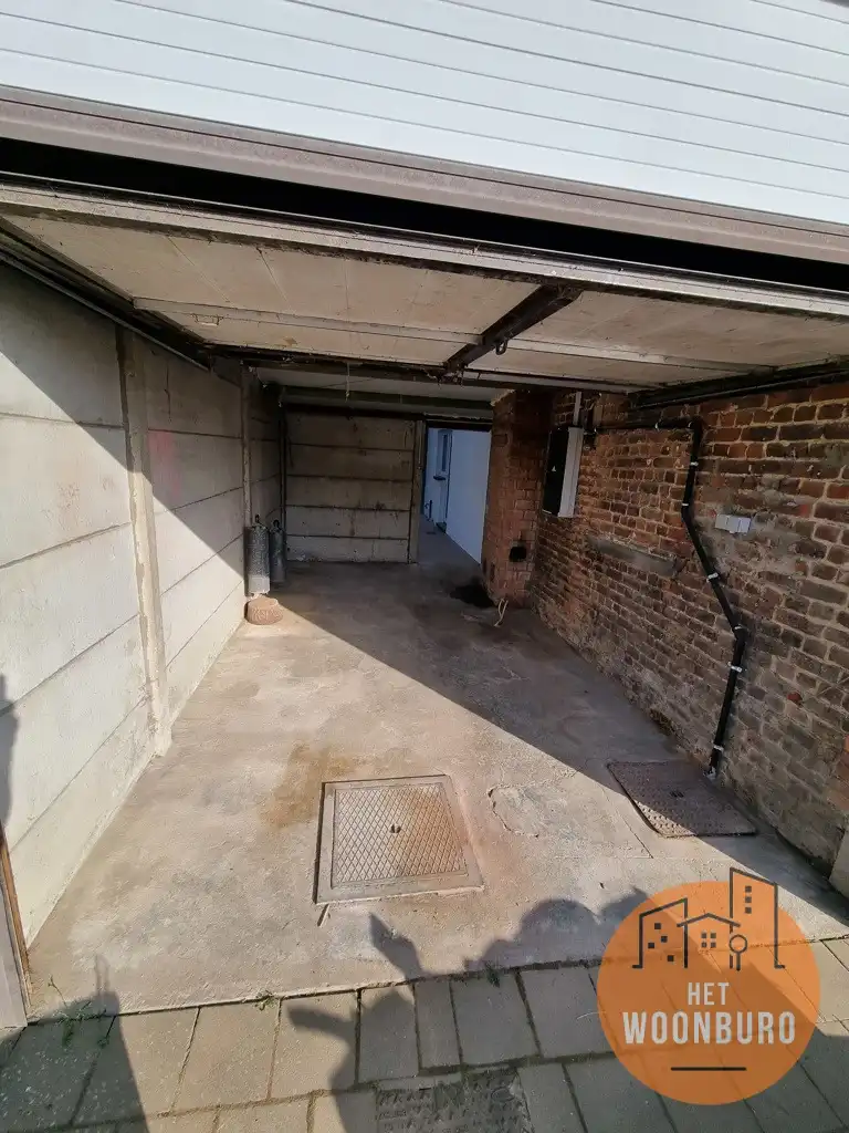 Woning in goede staat met 2 slpks, veranda en garage foto 13