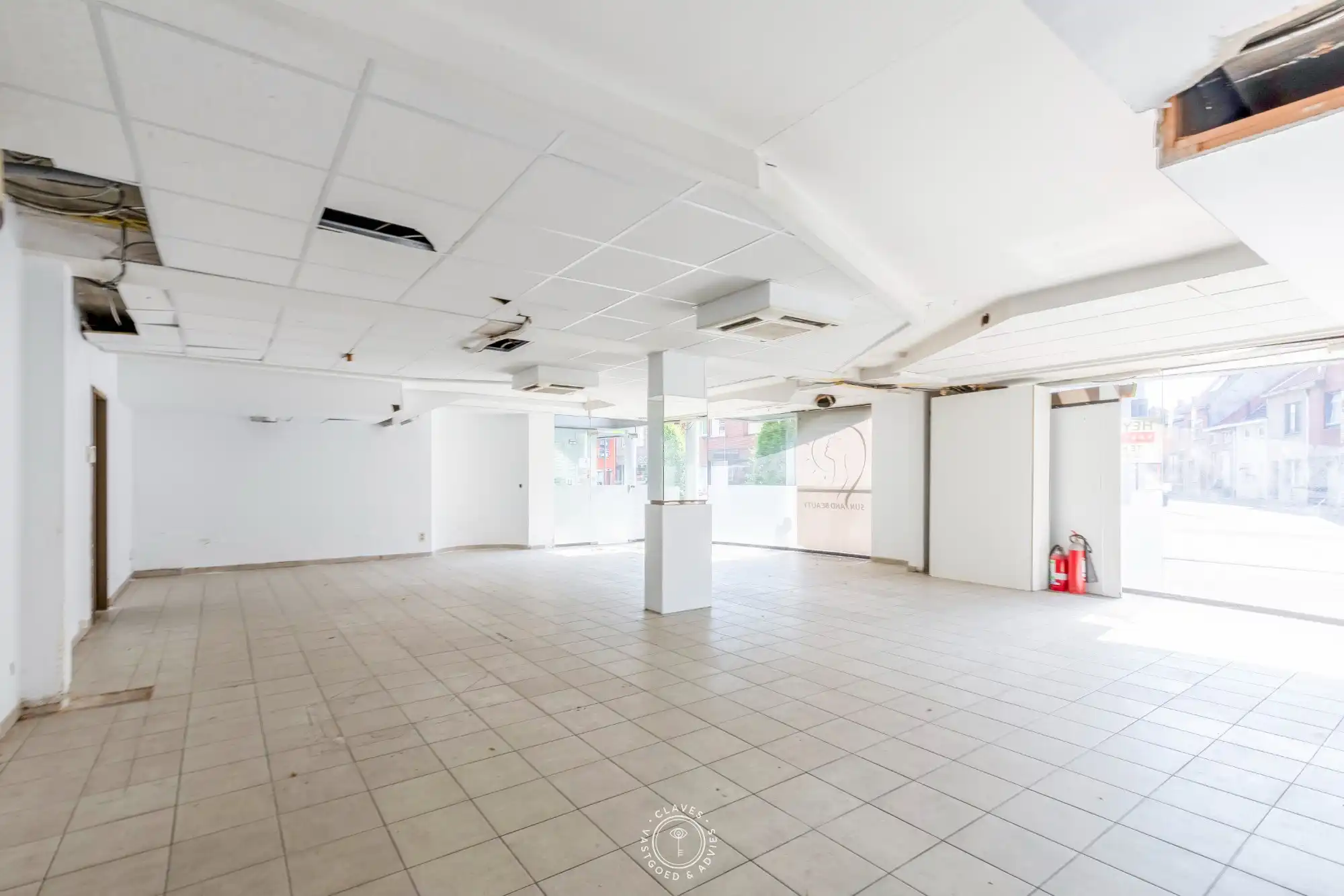 Commerciële toplocatie: handelspand met brede etalage en veel passage foto 4