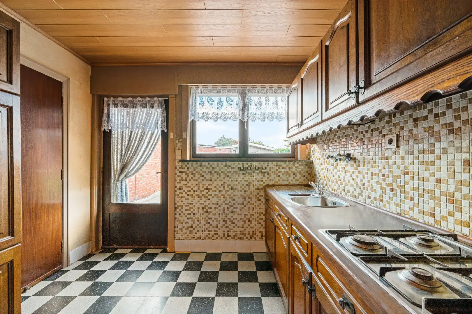 Halfopen woning met 3 slaapkamers, garage en tuin op een rustige ligging in Dadizele foto 8