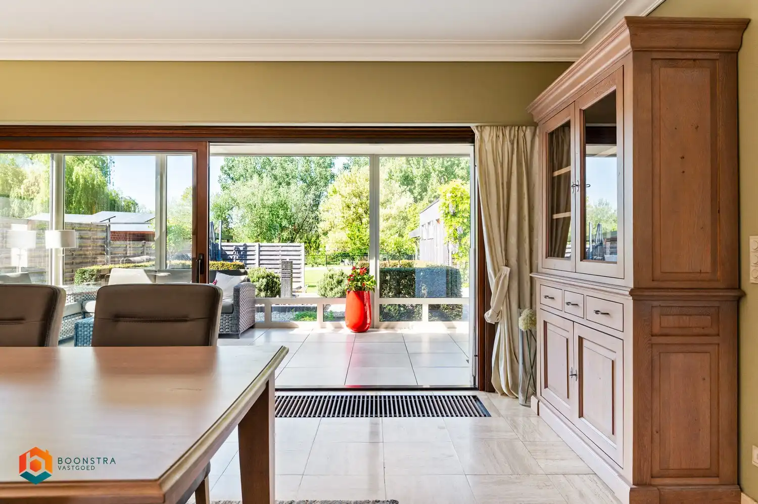 Gelijkvloerse woning met 3 slpkrs en prachtige tuin foto 8