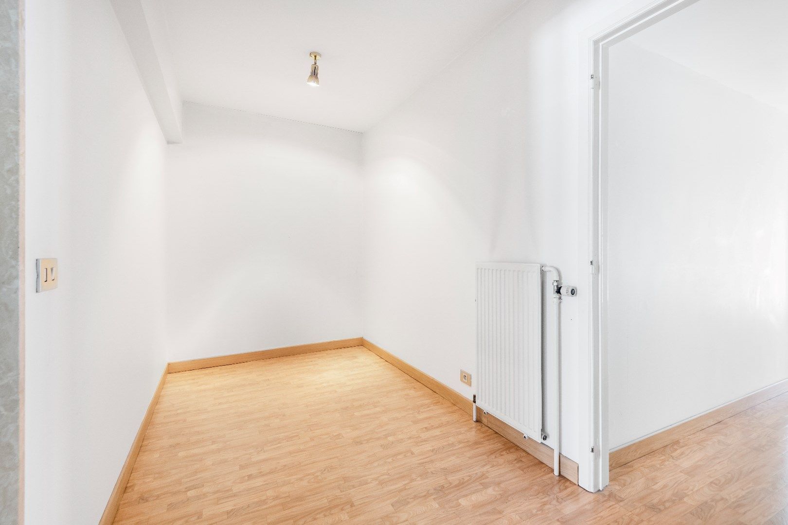 Ruim, ongemeubeld appartement met groot zonneterras achteraan, gelegen op de Kustlaan. foto 8