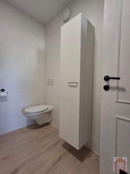 Ruim 2 slaapkamer appartement met paking! foto 15