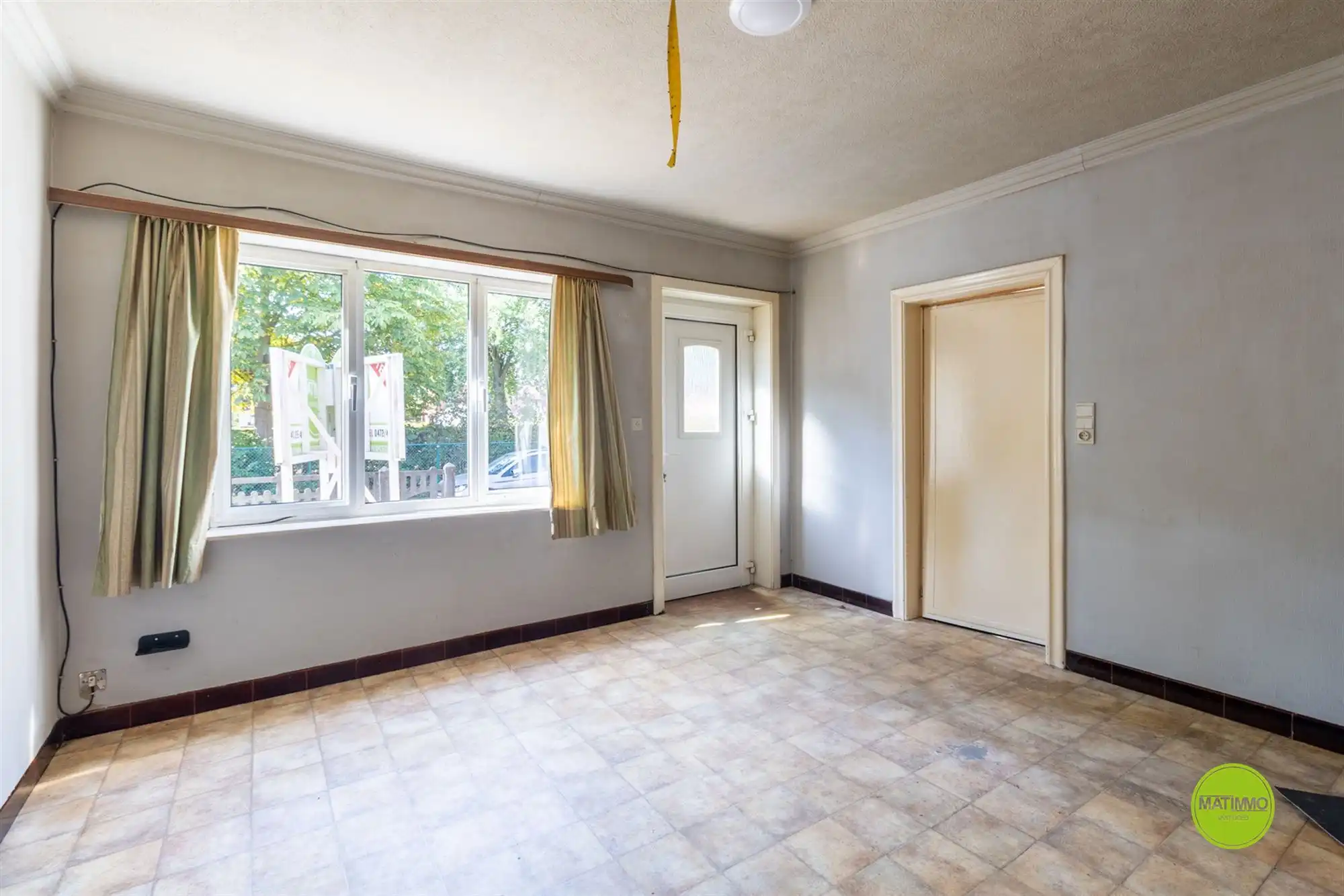 Compacte halfopen renovatiewoning met 2 slaapkamers en tuin foto 2