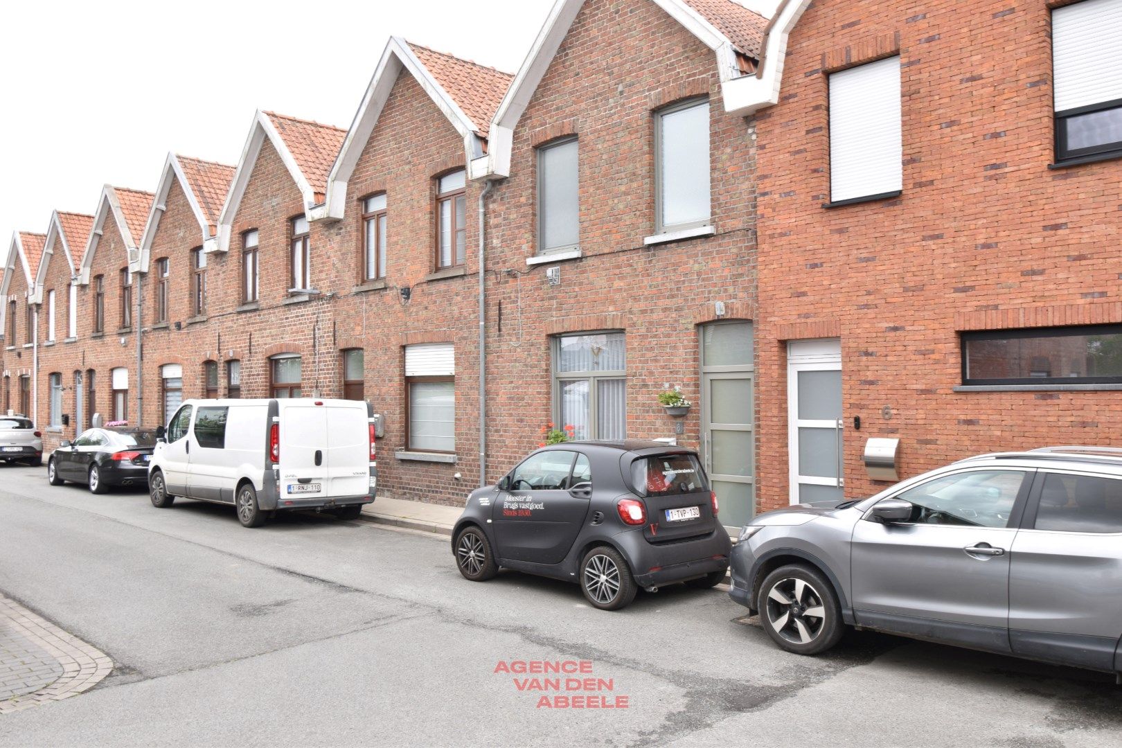 Hoofdfoto van de publicatie: Op te frissen rijwoning met 3 slaapkamers en  fantastische tuin 