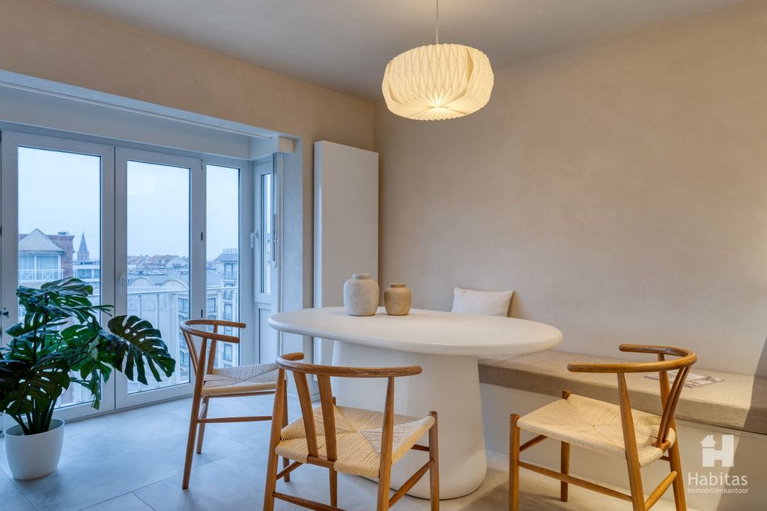Subliem gerenoveerd, volledig nieuw gemeubeld en verrassend ruim appartement foto 2