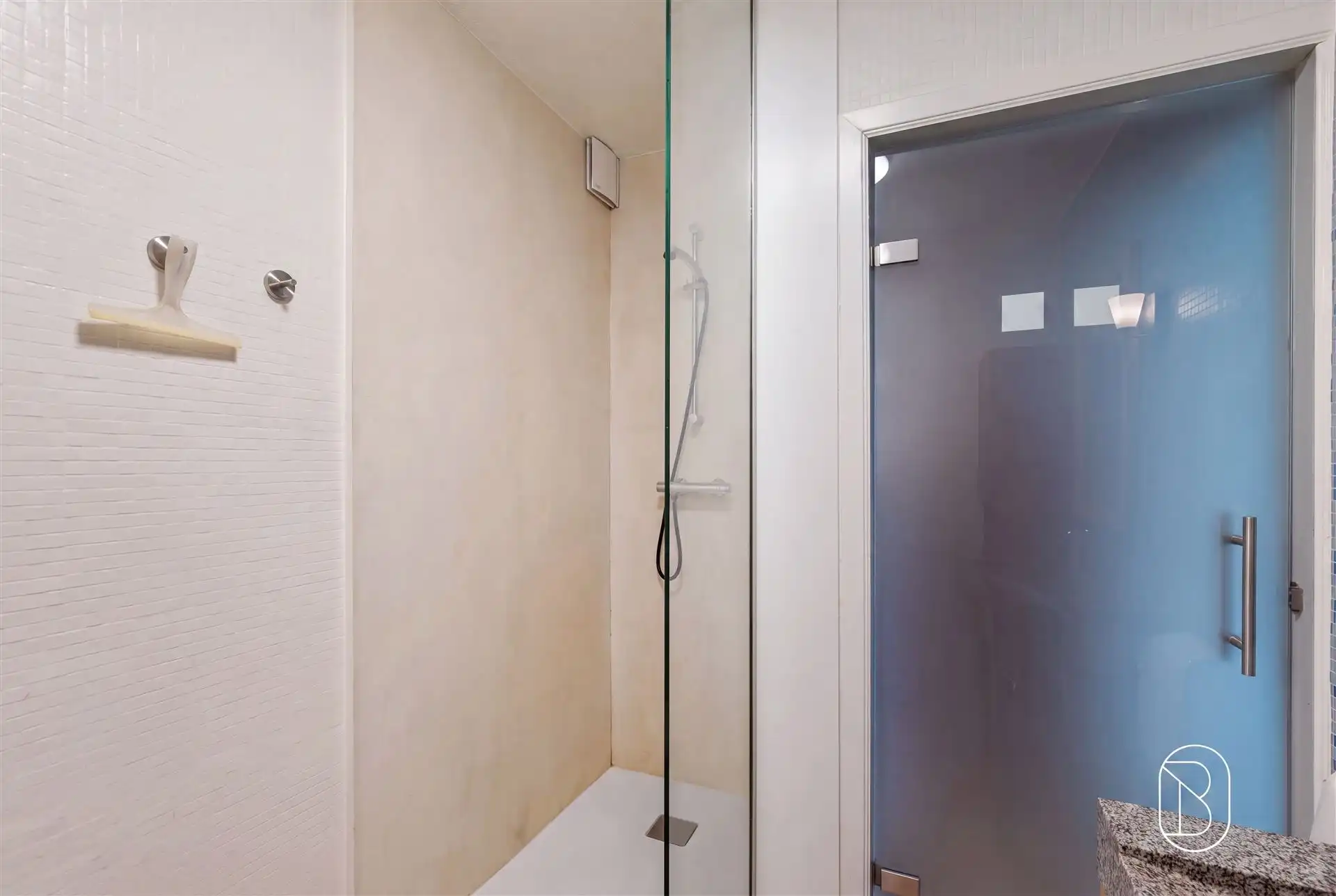 Handelspand + 2 gerenoveerde appartementen hartje Kortrijk foto 11