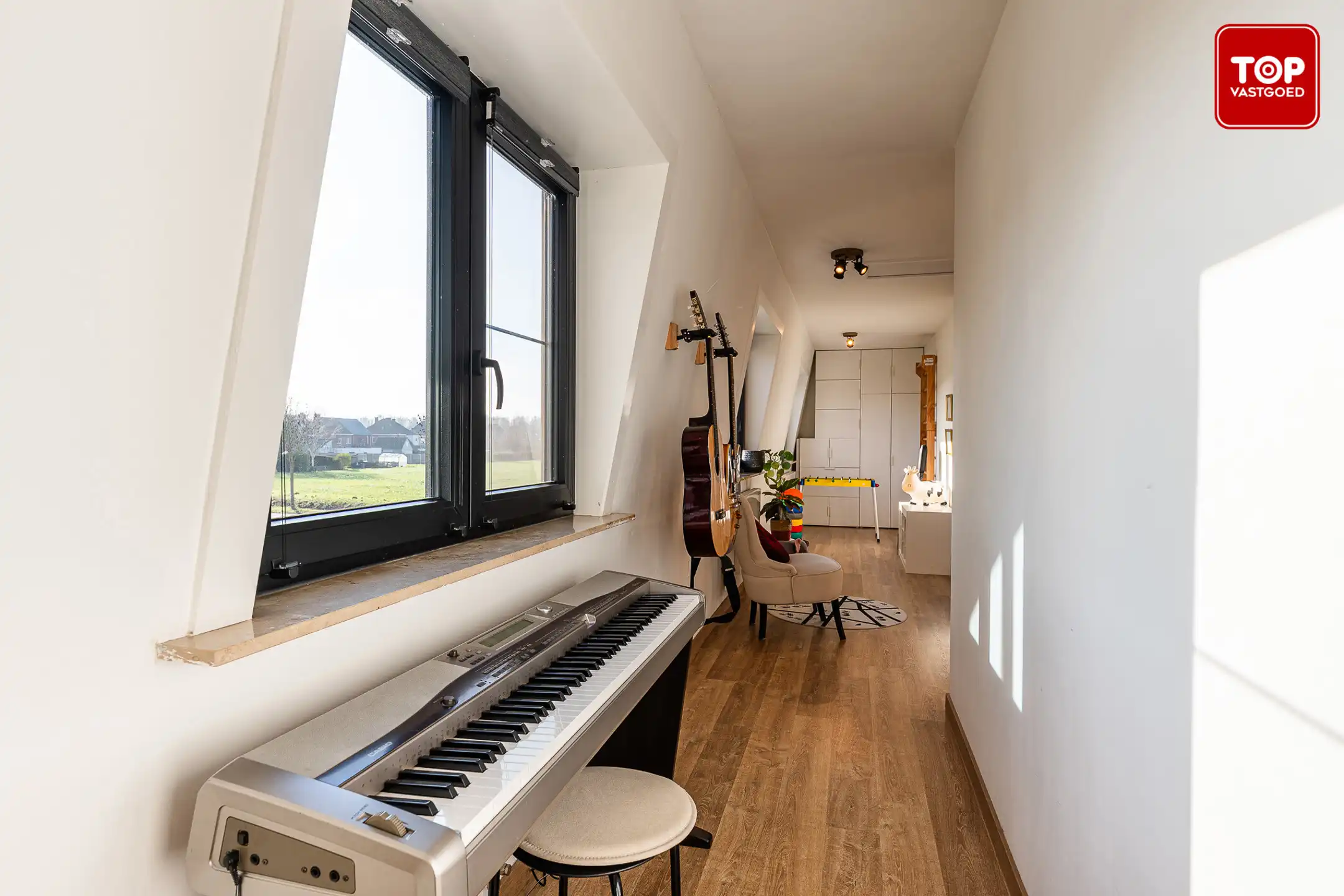 Karakteristieke woning  met 3 slaapkamers en 2 badkamers op riant perceel. foto 14