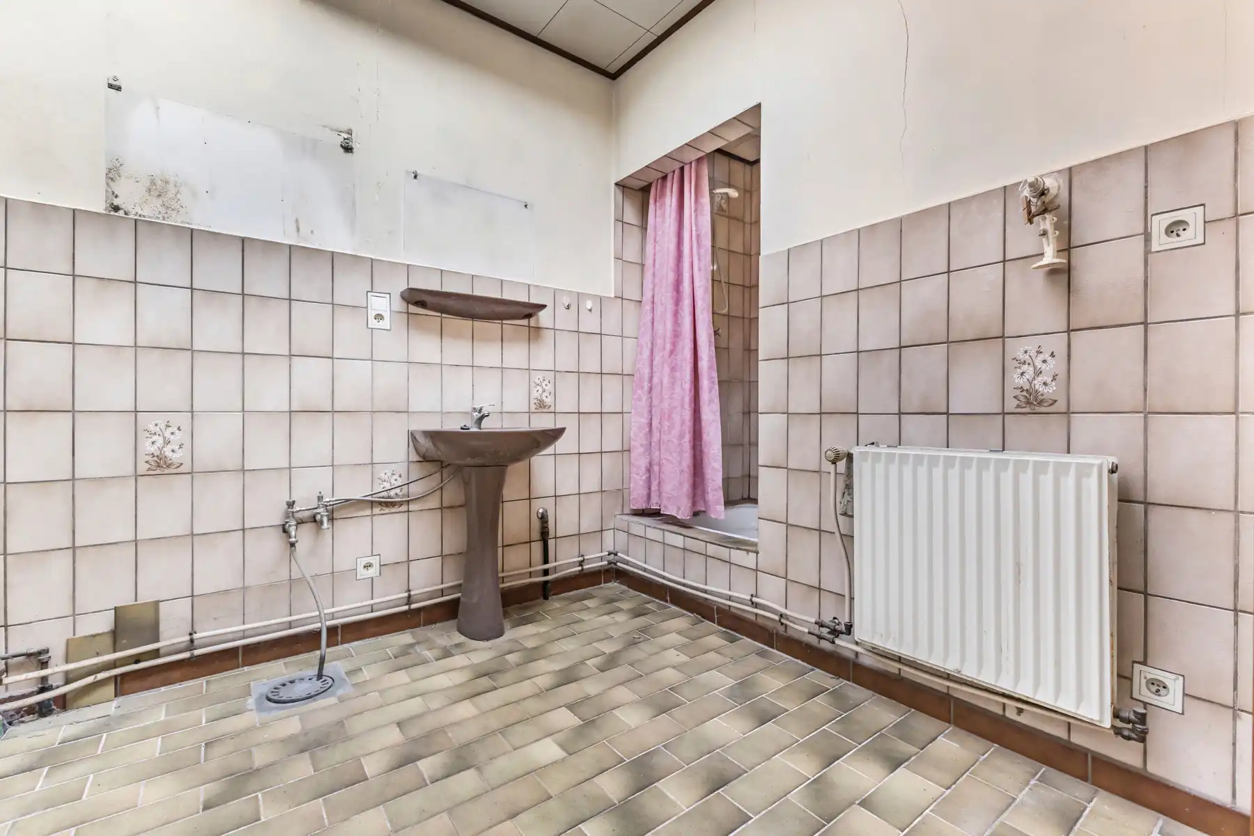Te renoveren woning met 2 slaapkamers, zolder en tuin foto 7