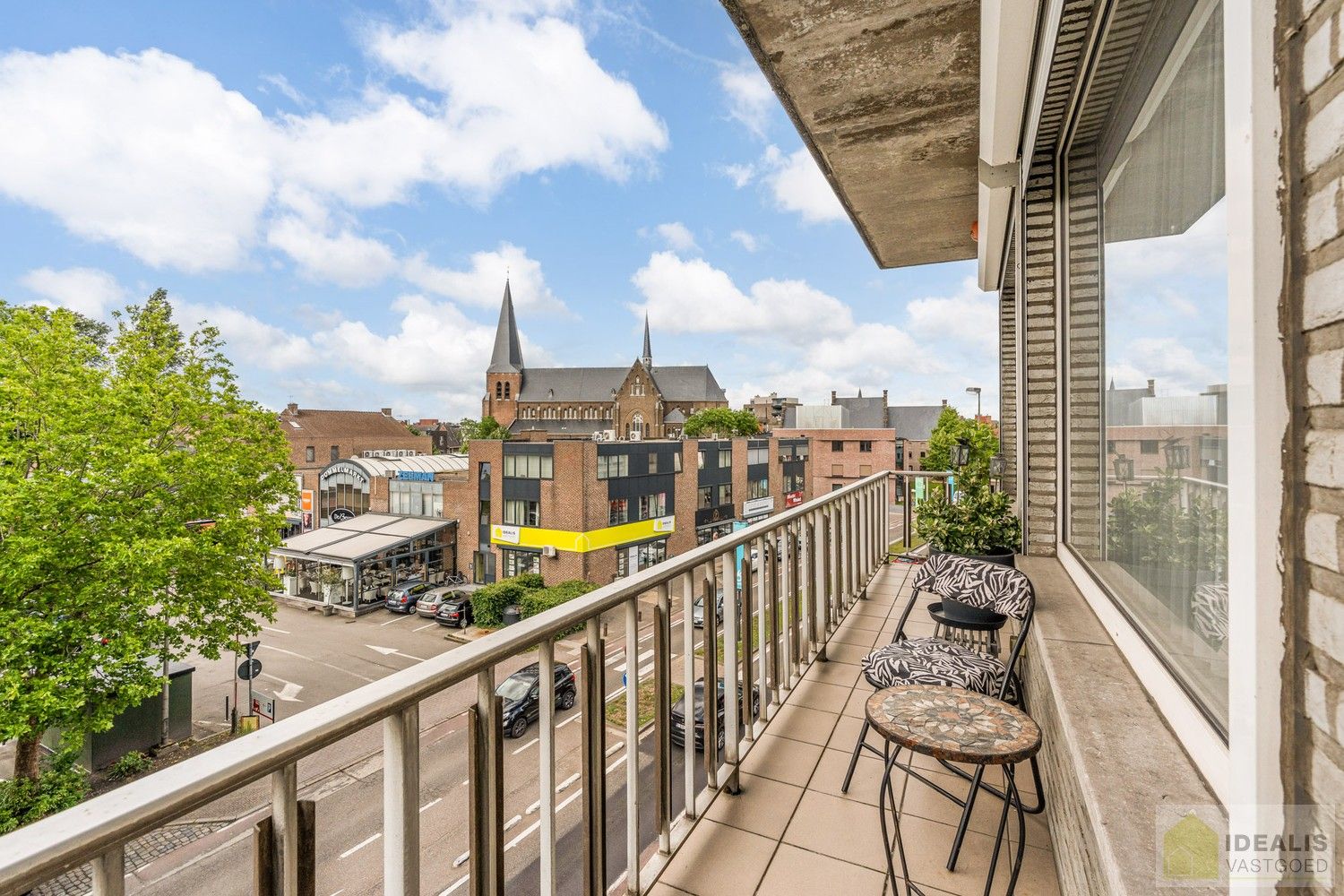 IDEALIS VASTGOED – ZEER RUIM HOEKAPPARTEMENT (110M²) MET LICHTRIJKE LEEFRUIMTE, VOLLEDIG UITGERUSTE KEUKEN, MAAR LIEFST 3 SLAAPKAMERS, BERGING, LIFT EN GARAGEBOX OP EEN UITERST GUNSTIGE LOCATIE MIDDEN IN HET CENTRUM VAN PELT. ZEER GESCHIKT VOOR KANDIDATEN OP ZOEK NAAR EEN INSTAPKLAAR APPARTEMENT! foto 25