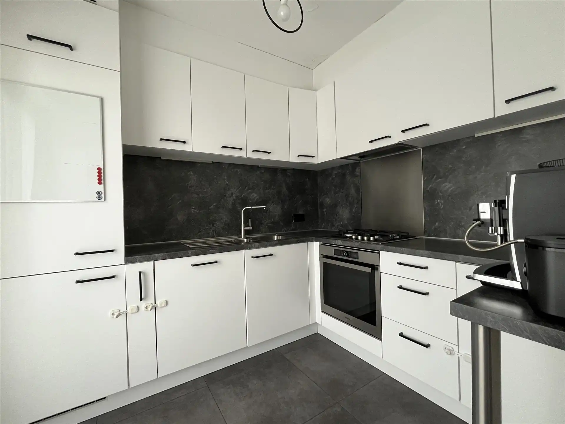 Instapklaar 2 slaapkamer appartement + autostaanplaats foto 2