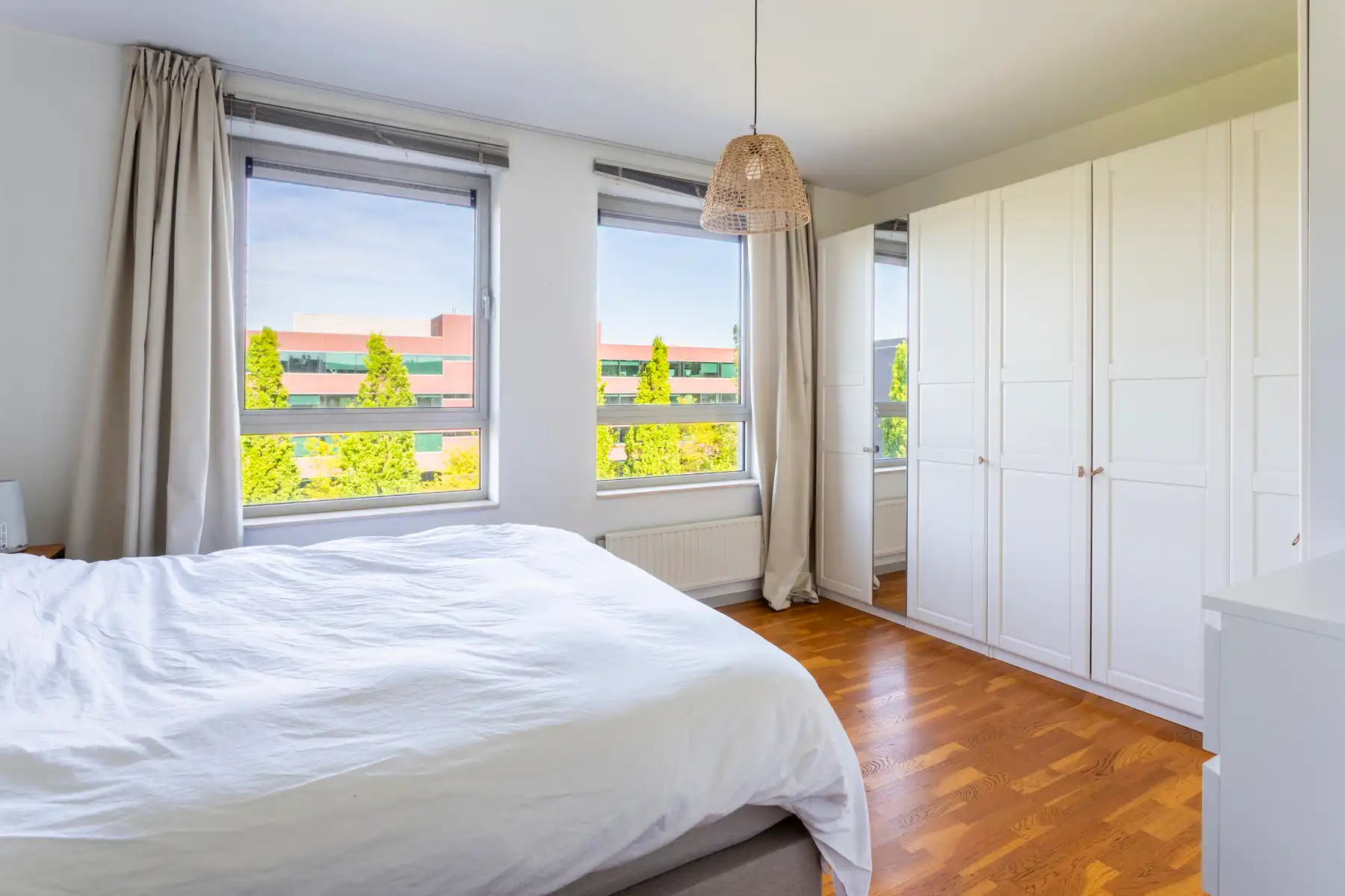 Instapklaar 2-slaapkamerappartement met terras te Berchem foto 9