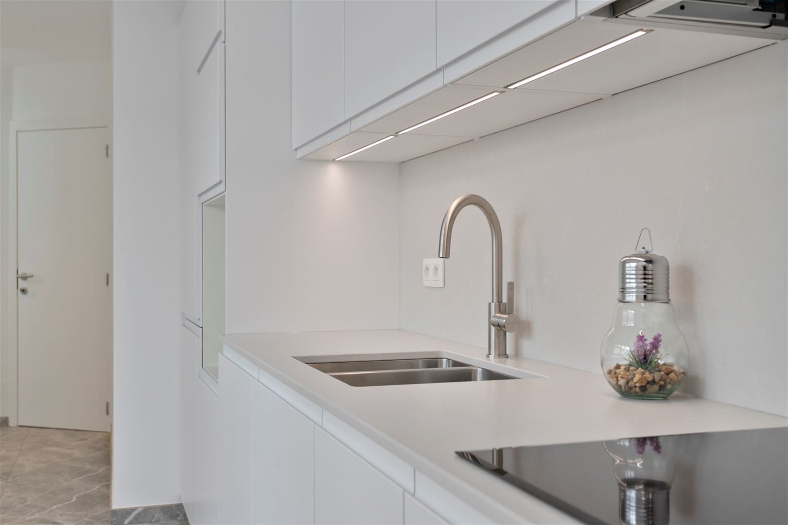  RUIM - KARAKTERVOL TRIPLEX appartement met 4 SLPK | vlakbij Berchem station. foto 7