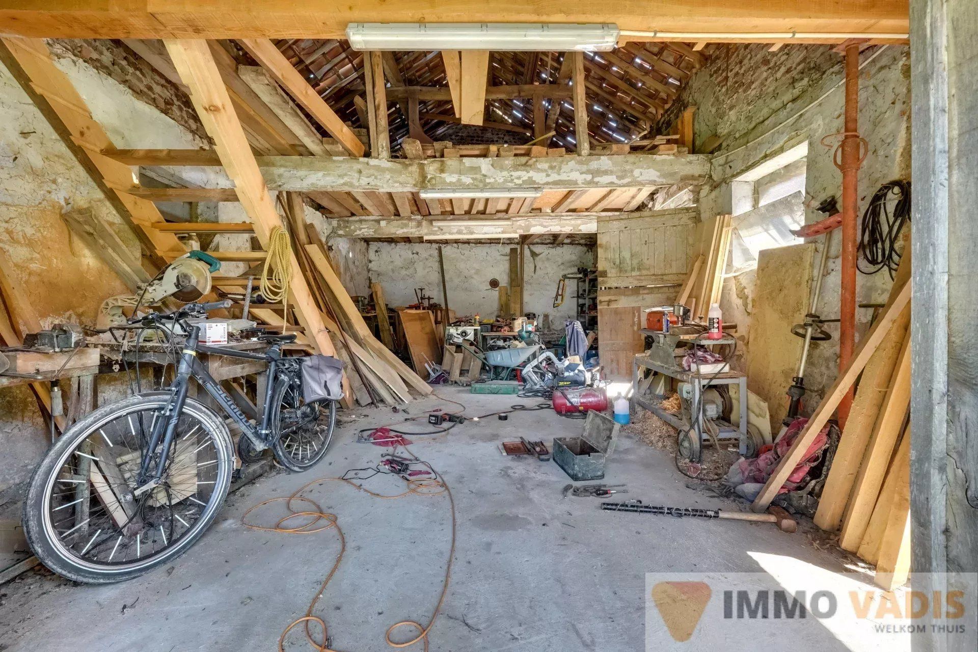 Te renoveren hoeve met binnenkoer en stallingen foto 14